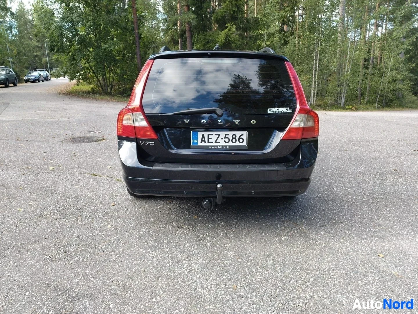Takaa: Musta Volvo V70 -monivaunuauto, näkymä takaa. Rekisterikilpi näkyy selvästi. V70 ja DIESEL tekstit näkyvät takapaneelissa. Punaiset takavalaisimet, valk