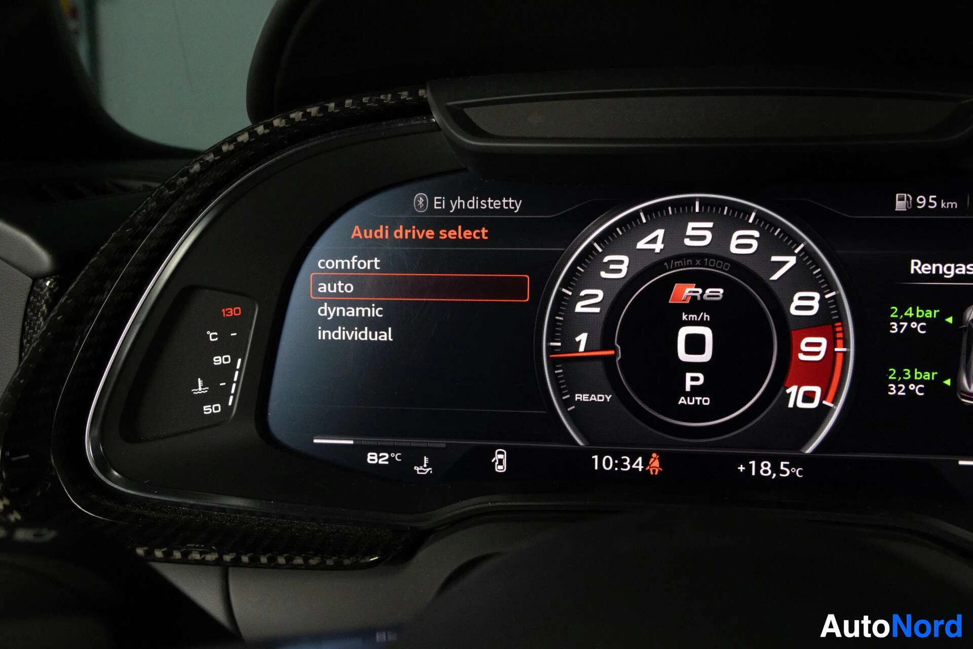 Yksityiskohta: Digitaalinen mittaristo näyttää Audi drive select -valikon ja R8-merkkiä