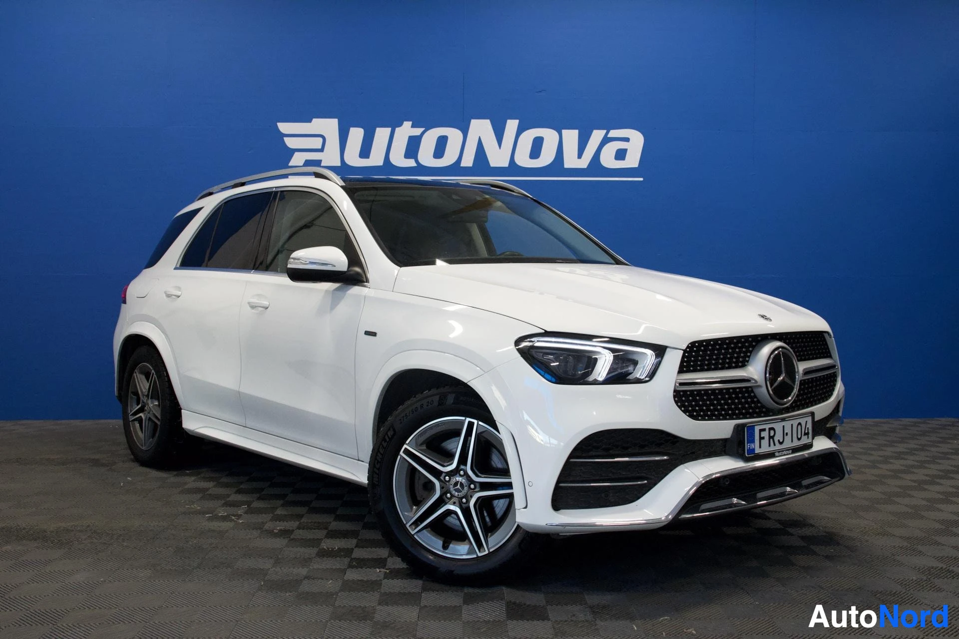 Valkoinen Mercedes-Benz GLE 350 e 4MATIC 2022, etuviisto, keula oikealle, kuva 2