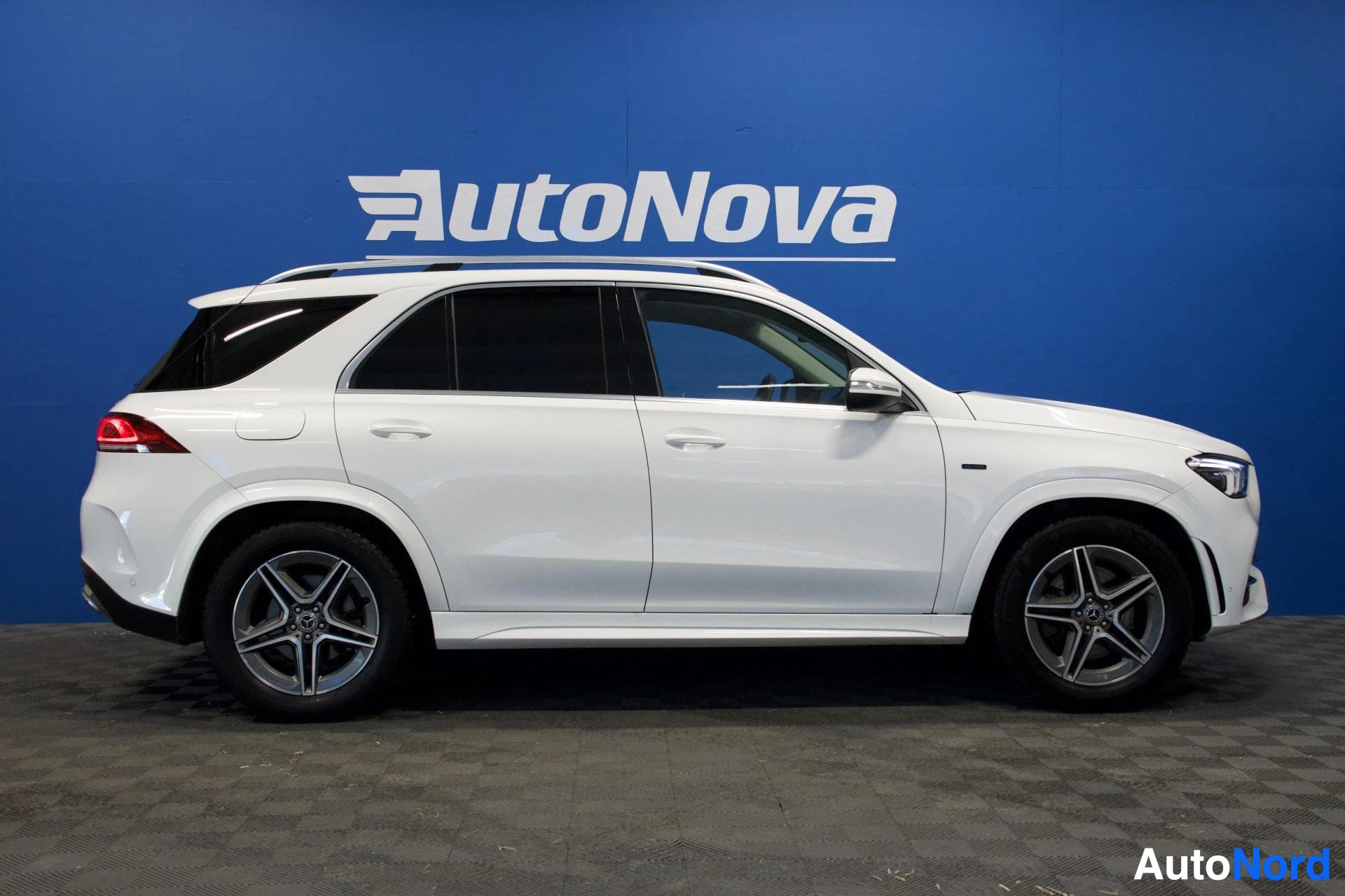 Valkoinen Mercedes-Benz GLE 350 e 4MATIC 2022, sivulta, kuva 3