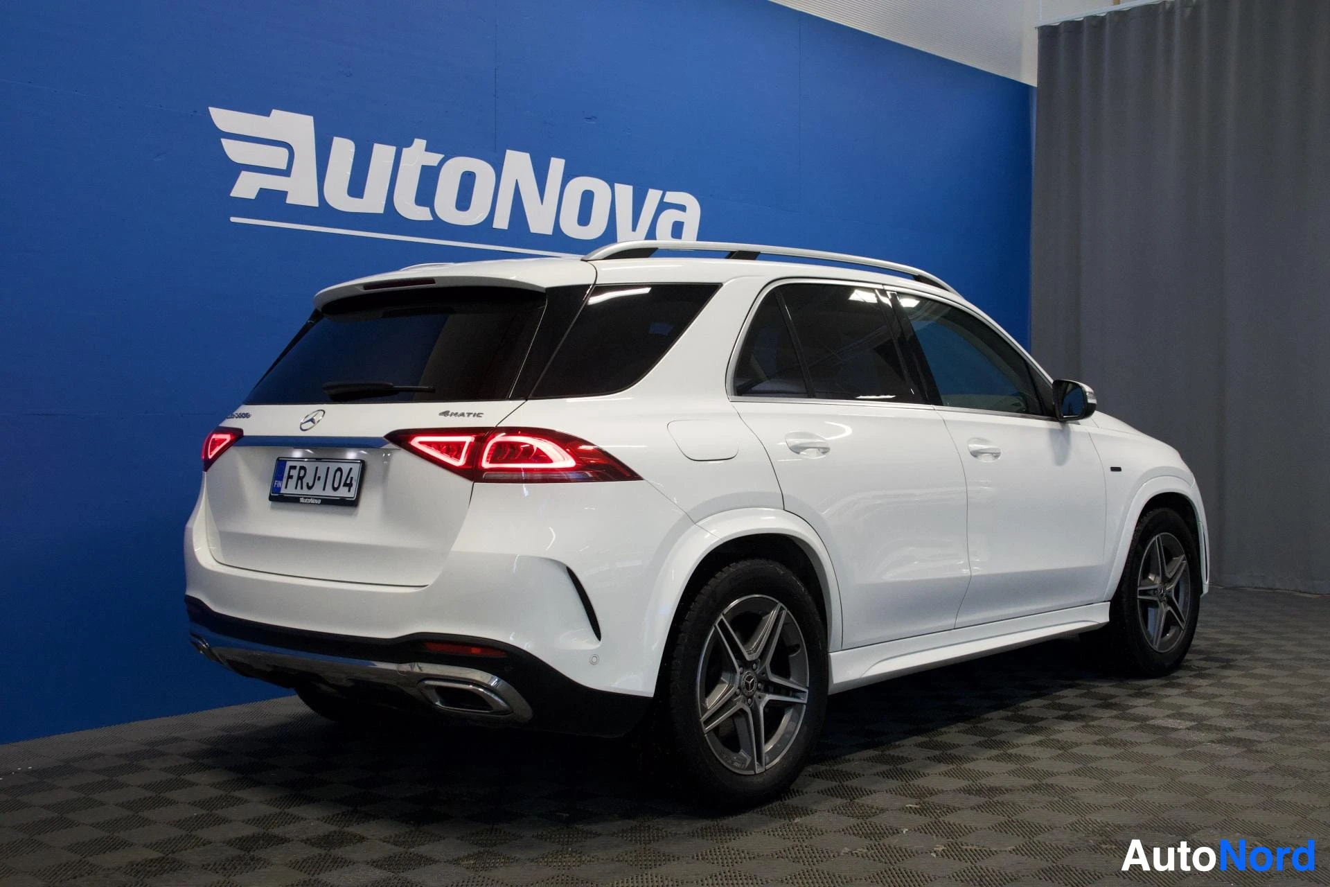 Valkoinen Mercedes-Benz GLE 350 e 4MATIC 2022, takaviisto, kuva 5