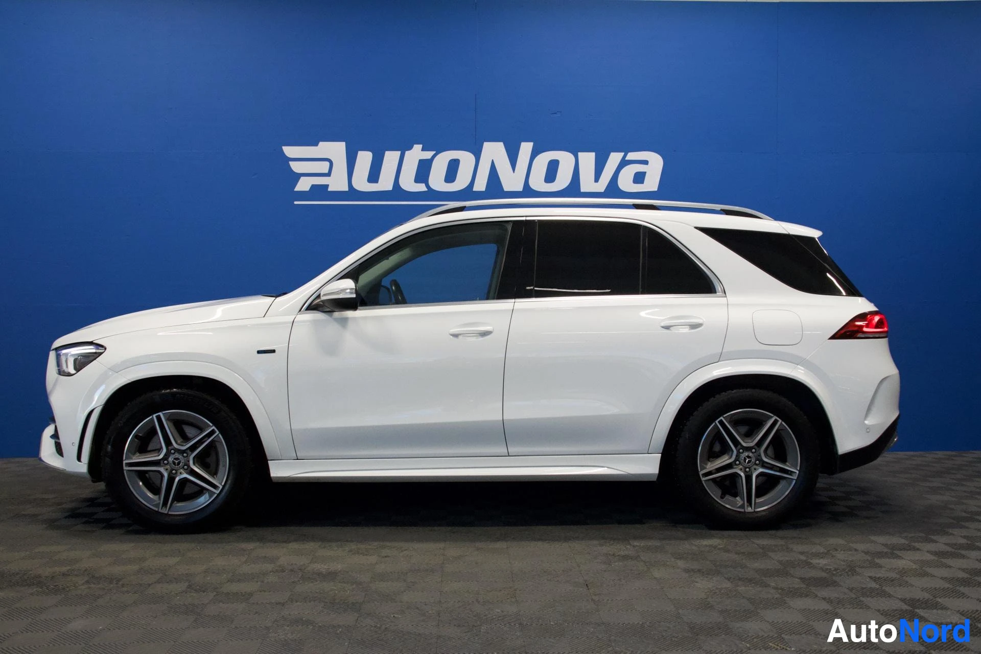 Valkoinen Mercedes-Benz GLE 350 e 4MATIC 2022, sivulta, kuva 4
