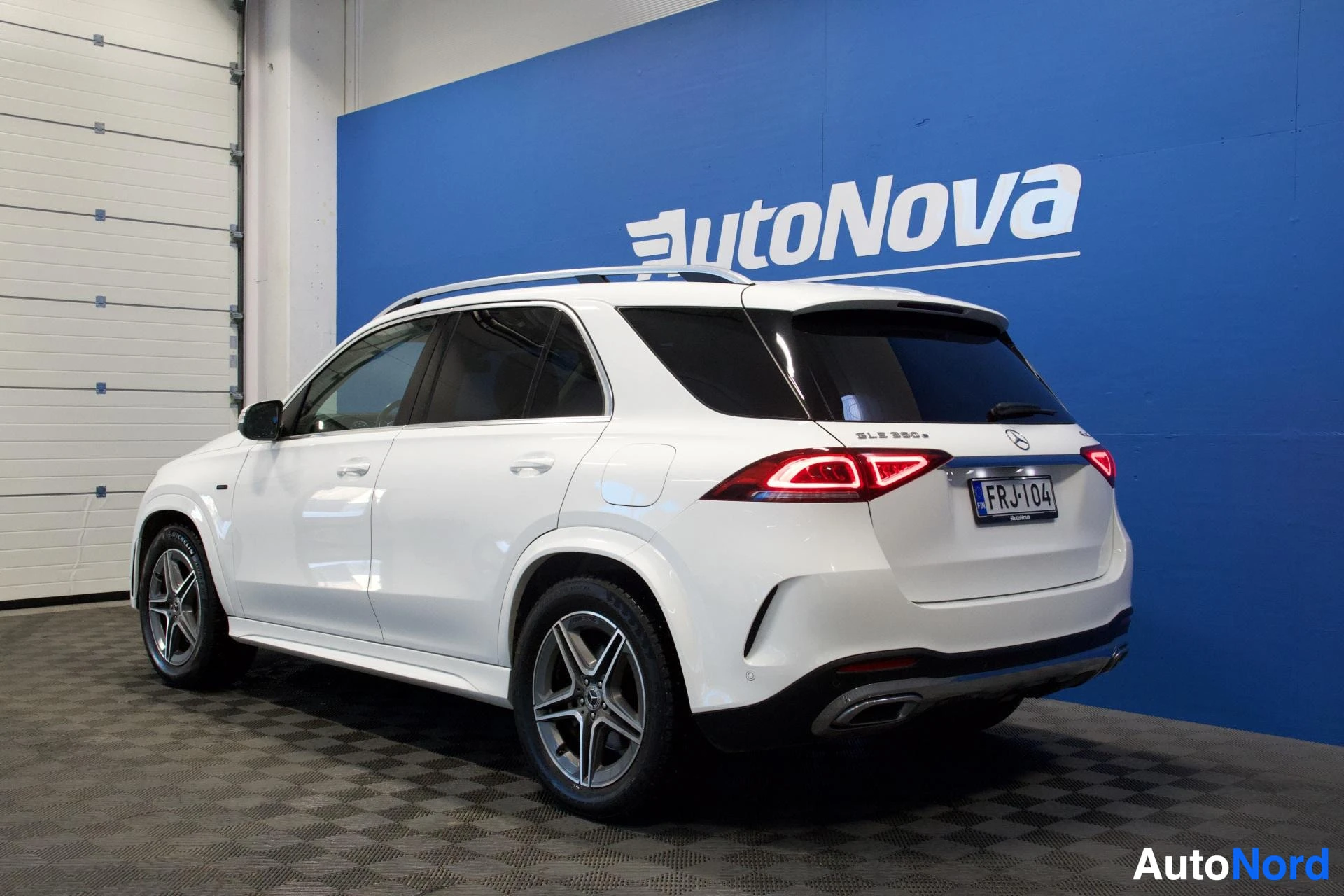 Valkoinen Mercedes-Benz GLE 350 e 4MATIC 2022, takaviisto, kuva 6