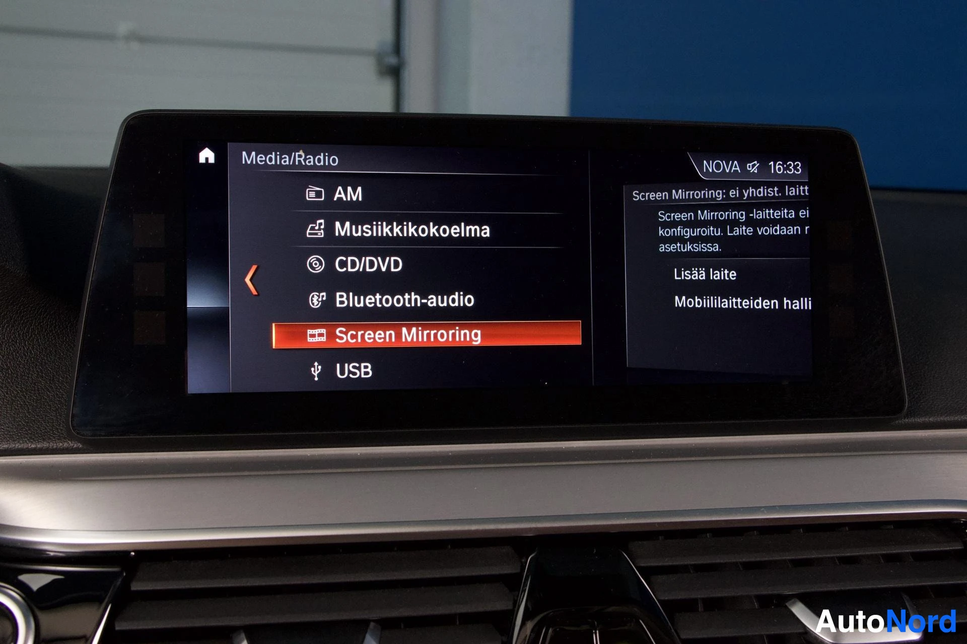 Yksityiskohta: Auton kojelaudan multimedianäyttö, jossa näkyy Media/Radio-valikko ja "Screen Mirroring" valittuna.