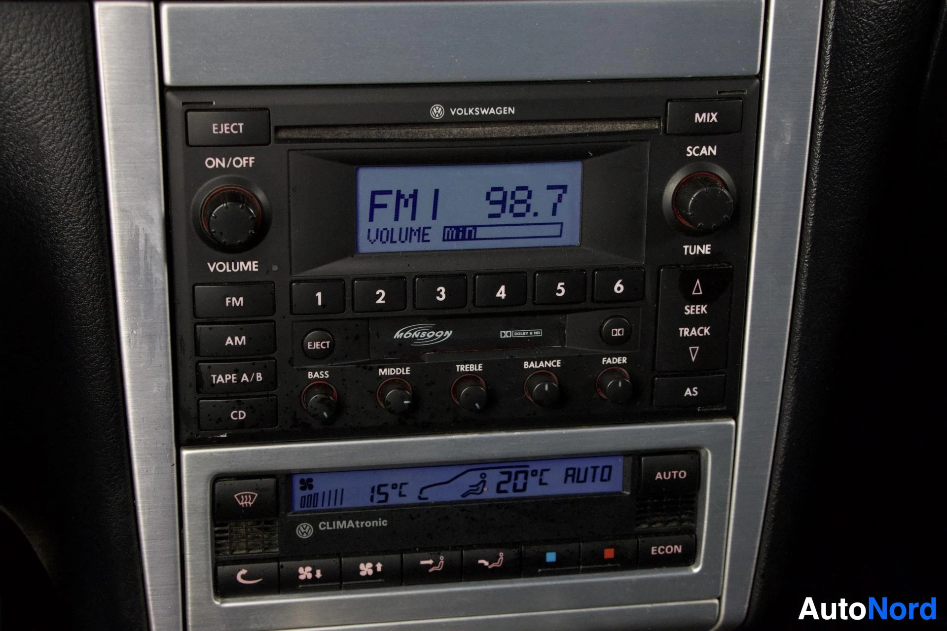 Yksityiskohta: Autoradio ja ilmastointi ohjauspyörän oikealla puolella. Näytöllä FM 98.7, äänenvoimakkuuden säätö, CLIMATronic automaattilämmitys 20 asteen asetuksella