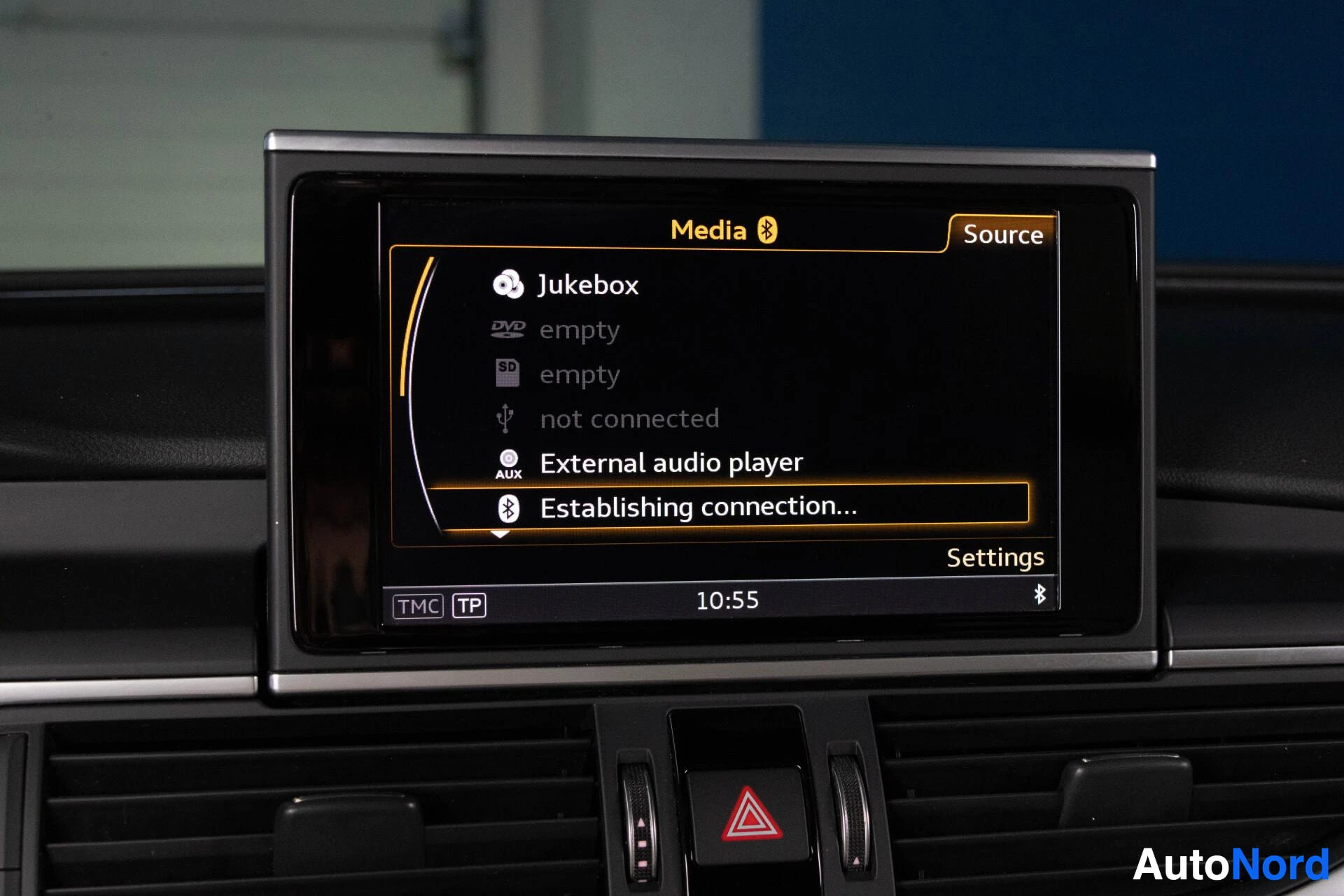 Ohjaamo: Kuva auton infotainment-näytöstä, jossa näkyy medianhallintavalikko. Valikossa lukee "Media", "Source", "Jukebox", "DVD empty", "SD empty", "USB not connected",