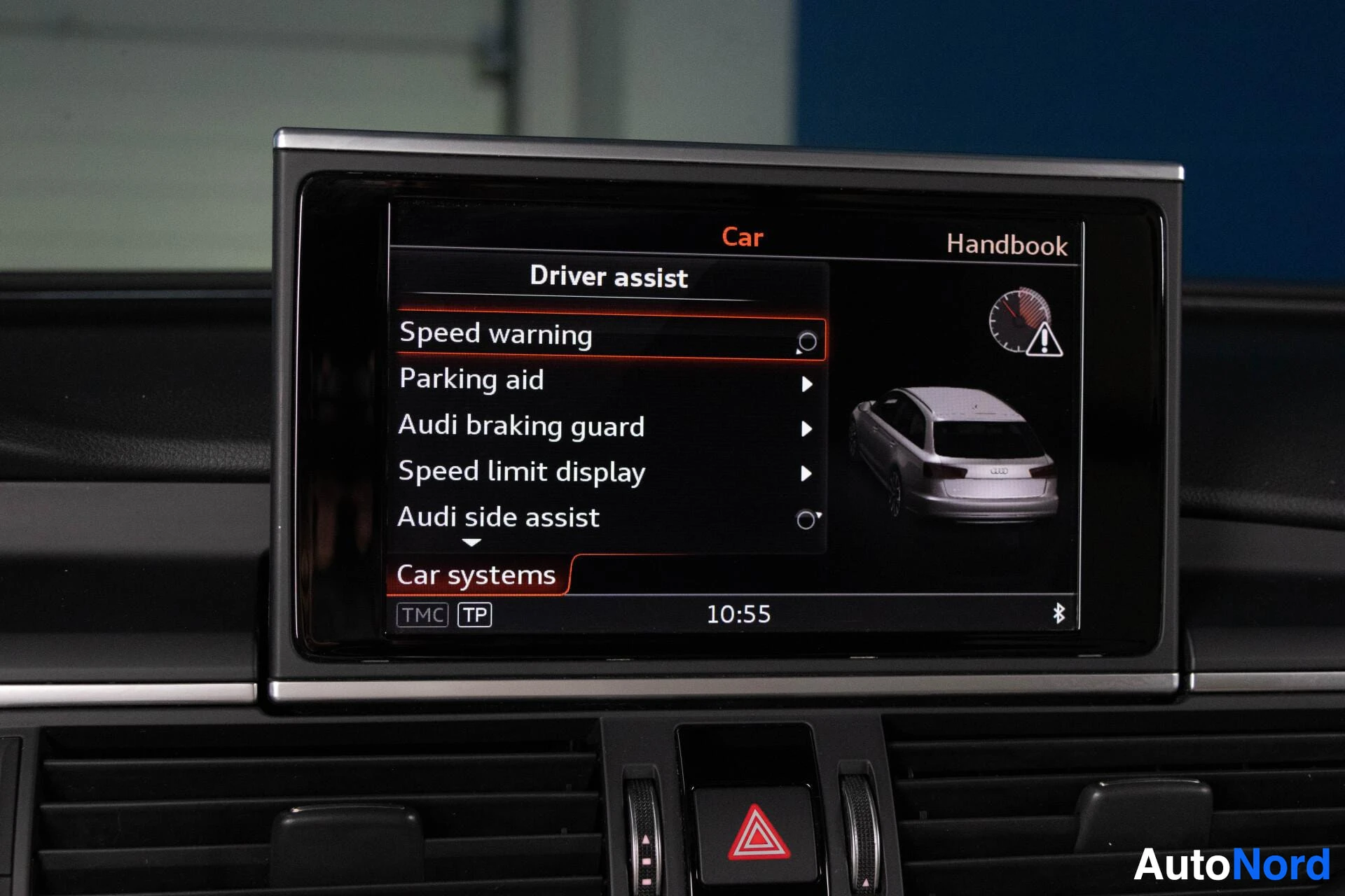 Ohjaamo: Kuva auton infotainment-näytöstä, jossa näkyy kuljettajan avustinjärjestelmien valikko. Valikossa lukee "Car", "Handbook", "Driver assist", "Speed warning", "Pa