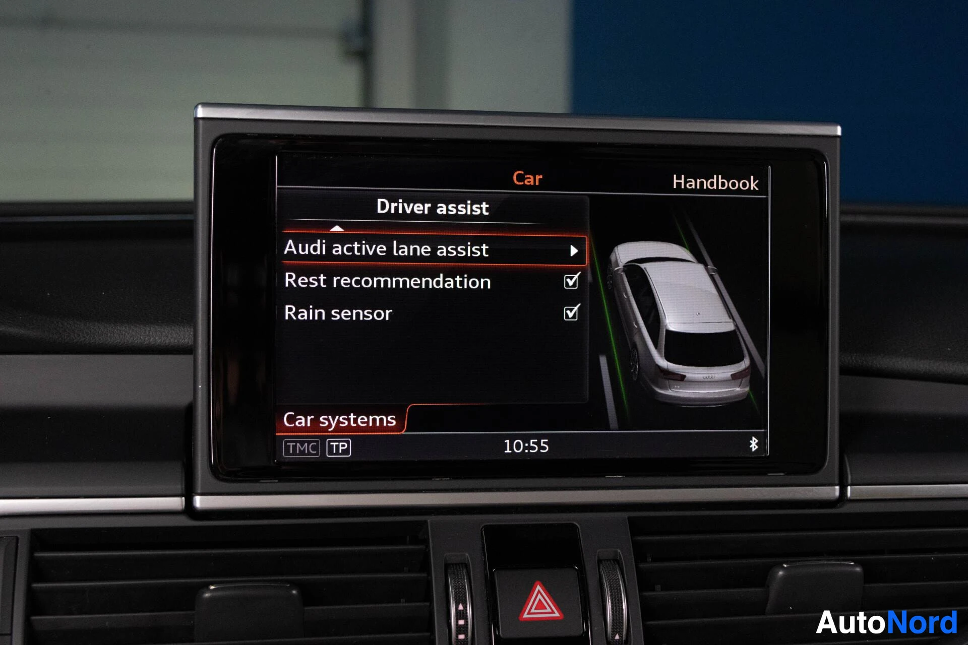 Ohjaamo: Tietoviihdejärjestelmän näyttö, jossa on valittuna "Driver assist" -valikko, ja näkyvissä ovat valinnat "Audi active lane assist", "Rest recommendation" ja "Rai