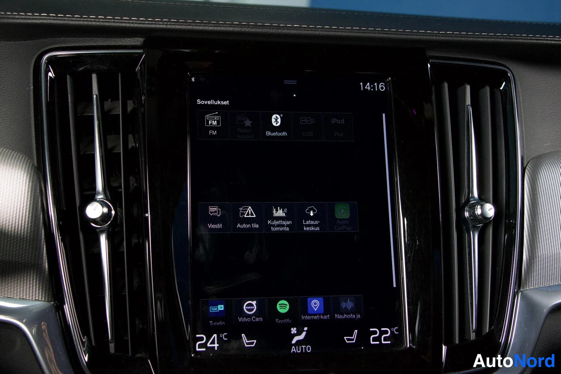 Muu: Auton keskinäyttö näytöllä valikko 'Sovellukset': FM, Bluetooth, USB, iPod sekä alarivissä TuneIn, Volvo Cars, Spotify, Internet-kartta ja Nauhoita ja; yläreuna