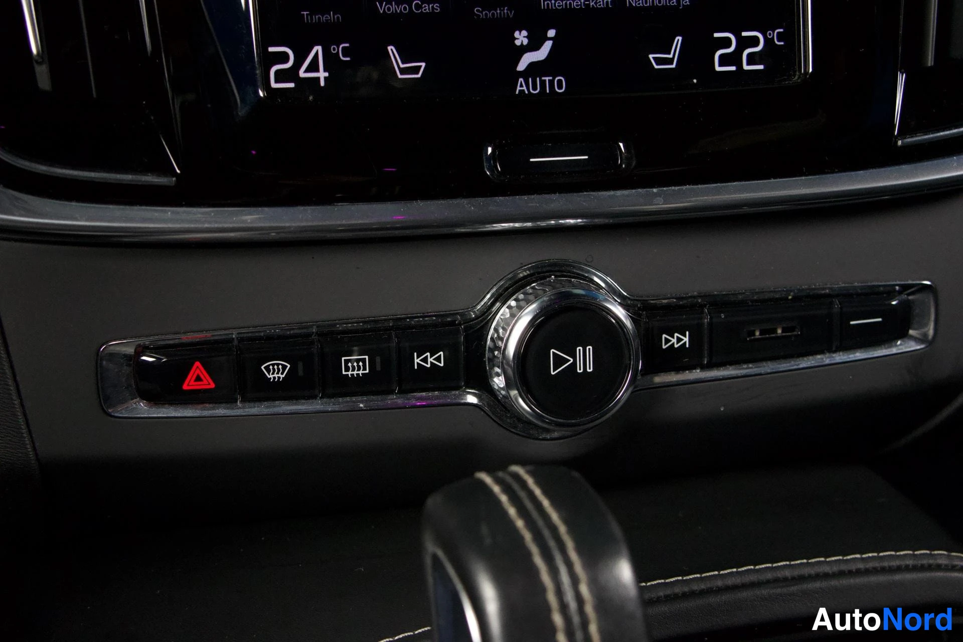 Muu: Auton kojelaudan keskialue: keskinäytön alareuna ilmastoinnin lämpötiloilla 24 °C ja 22 °C, alla kiiltävä 'AUTO'-rivikehys ja rulla, jossa äänenvoimakkuuspainik