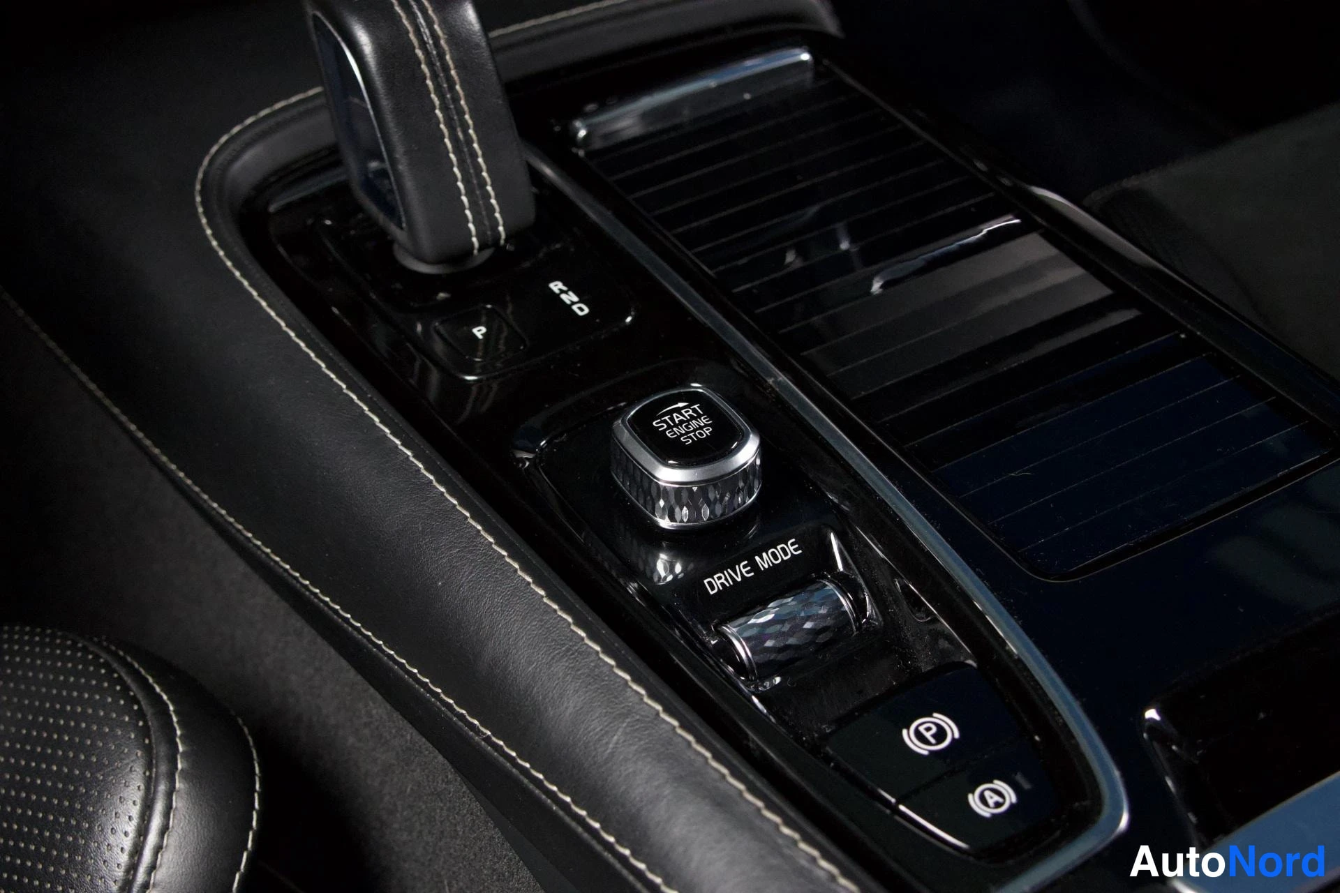 Muu: Auton keskikonsolin Musta vaihteenvalitsin ja START ENGINE STOP -painike, DRIVE MODE -valitsin sekä parkkiruuvipainike.