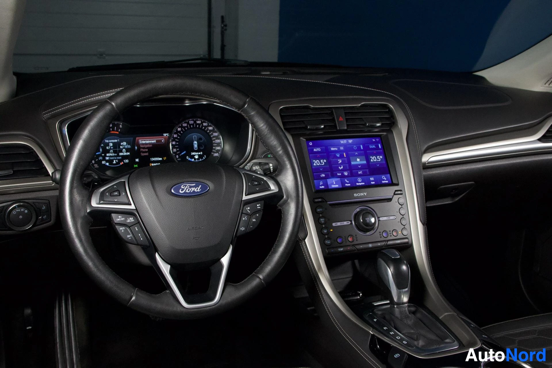 Muu: Ohjaamo Ford-ohjauspyörä, digitaalinen mittaristo ja SONY-kosketusnäyttö keskikonsolissa.