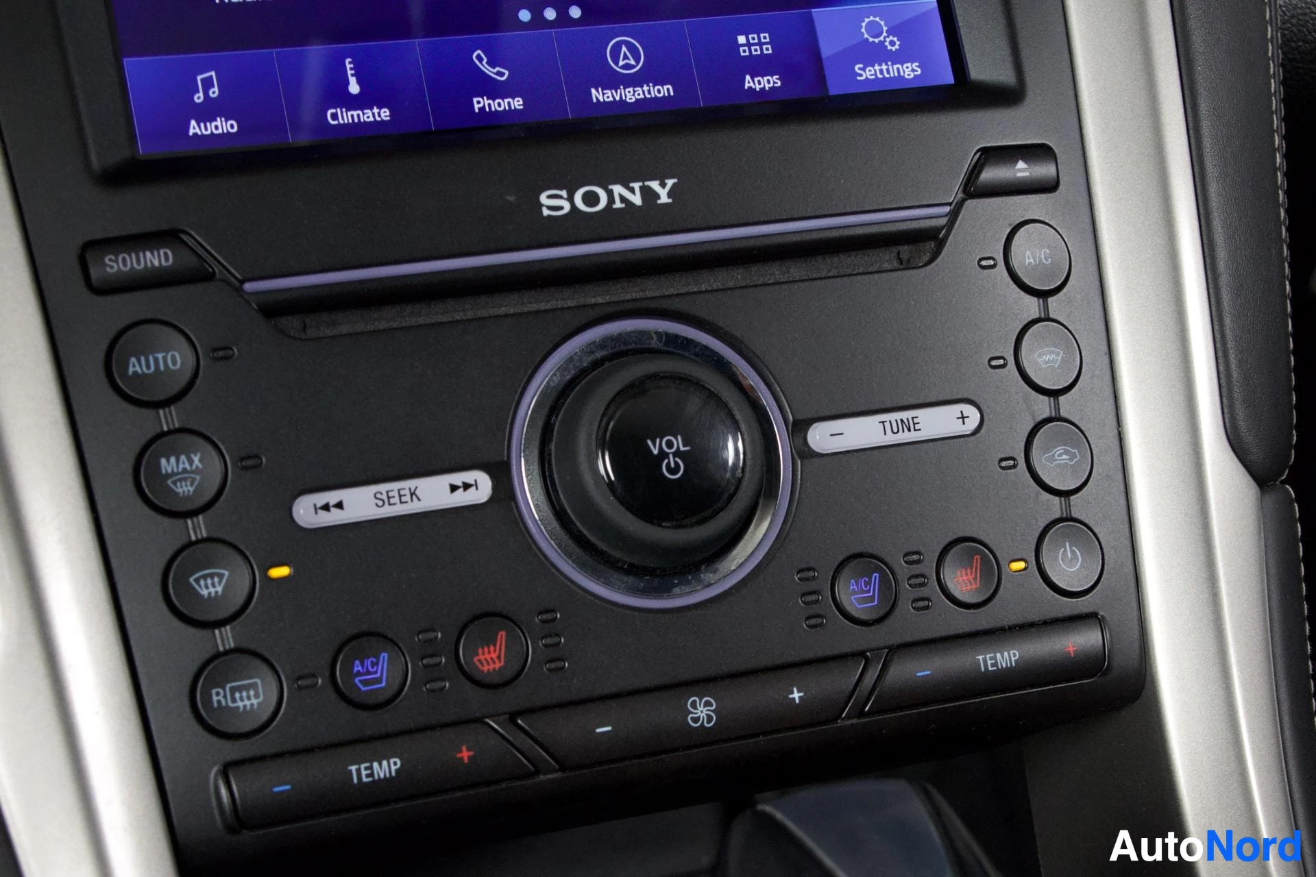 Muu: Lähikuva kojelaudan SONY-stereo- ja ilmastointipainikkeista, muun muassa A/C, TEMP, SEEK ja TUNE.