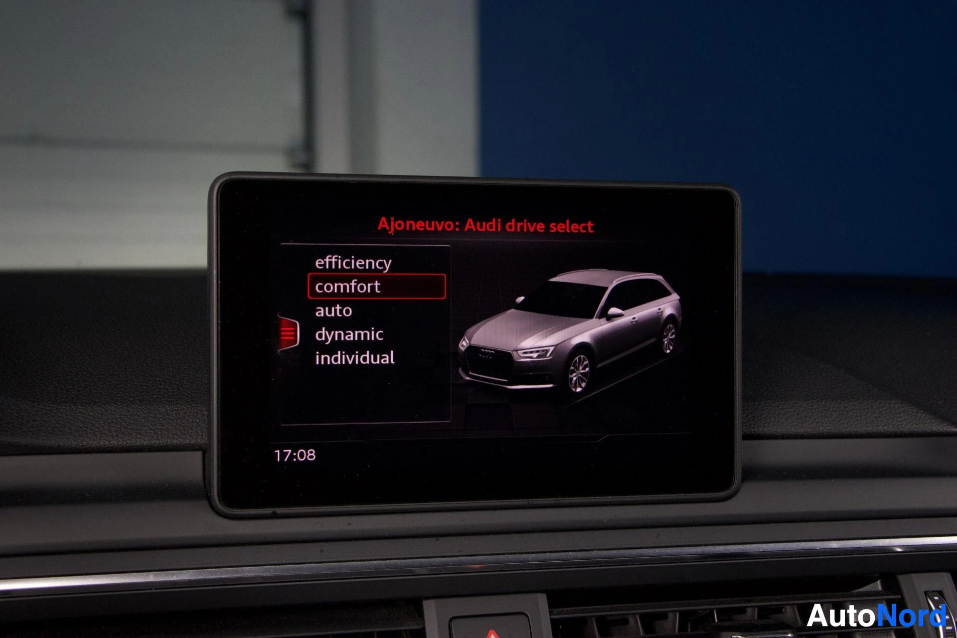 Yksityiskohta: Auton multimediatieslaari näyttää Audi drive select -valikossa valinnat: efficiency, comfort, auto, dynamic ja individual