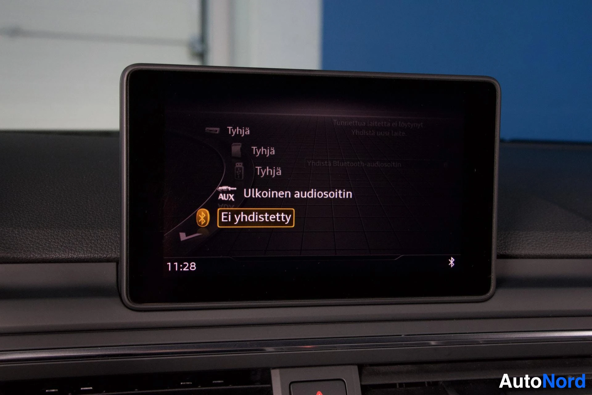 Yksityiskohta: Audin multimedia-näyttö, jossa Bluetooth-yhteyden asetusvalikkoa ja tekstiä 'Ulkoinen audiosoitin', 'Ei yhdistetty'
