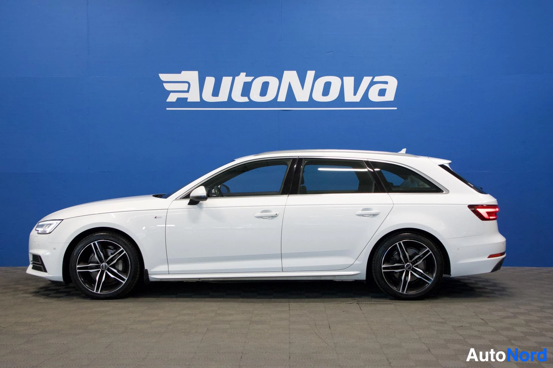 Sivulta: Valkoinen Audi A4 Avant sivuprofiilista oikealle, LED-ajovalot, alloy-vanteet näkyvissä