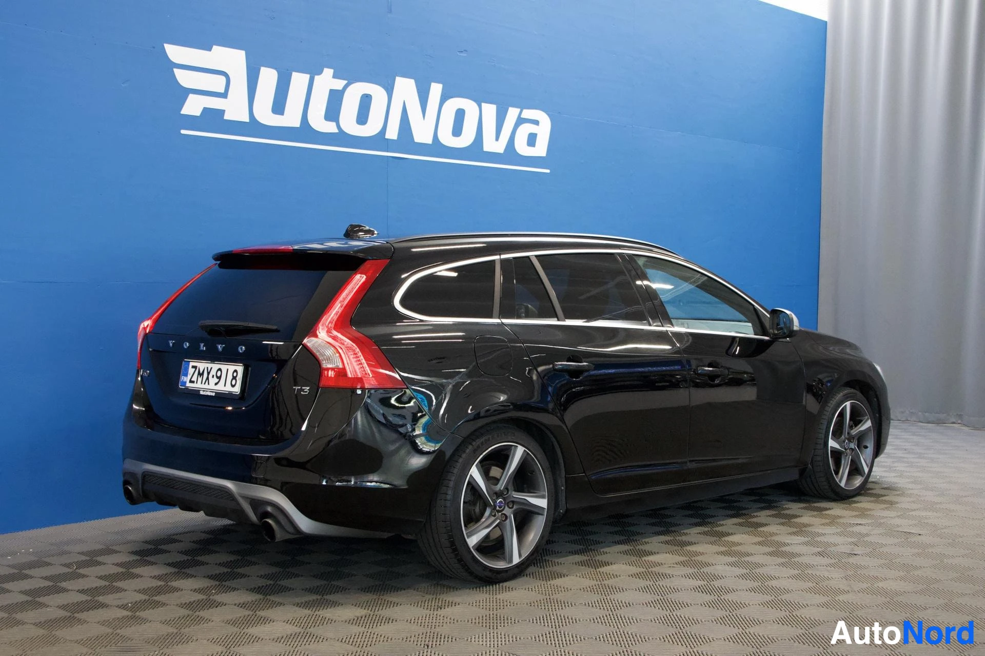 Takaviisto: Musta Volvo V60 takaa oikealla, näkyvissä taka-osa ja oikea sivu, rekisterikilpi ZM-918, valkoiset vanteet