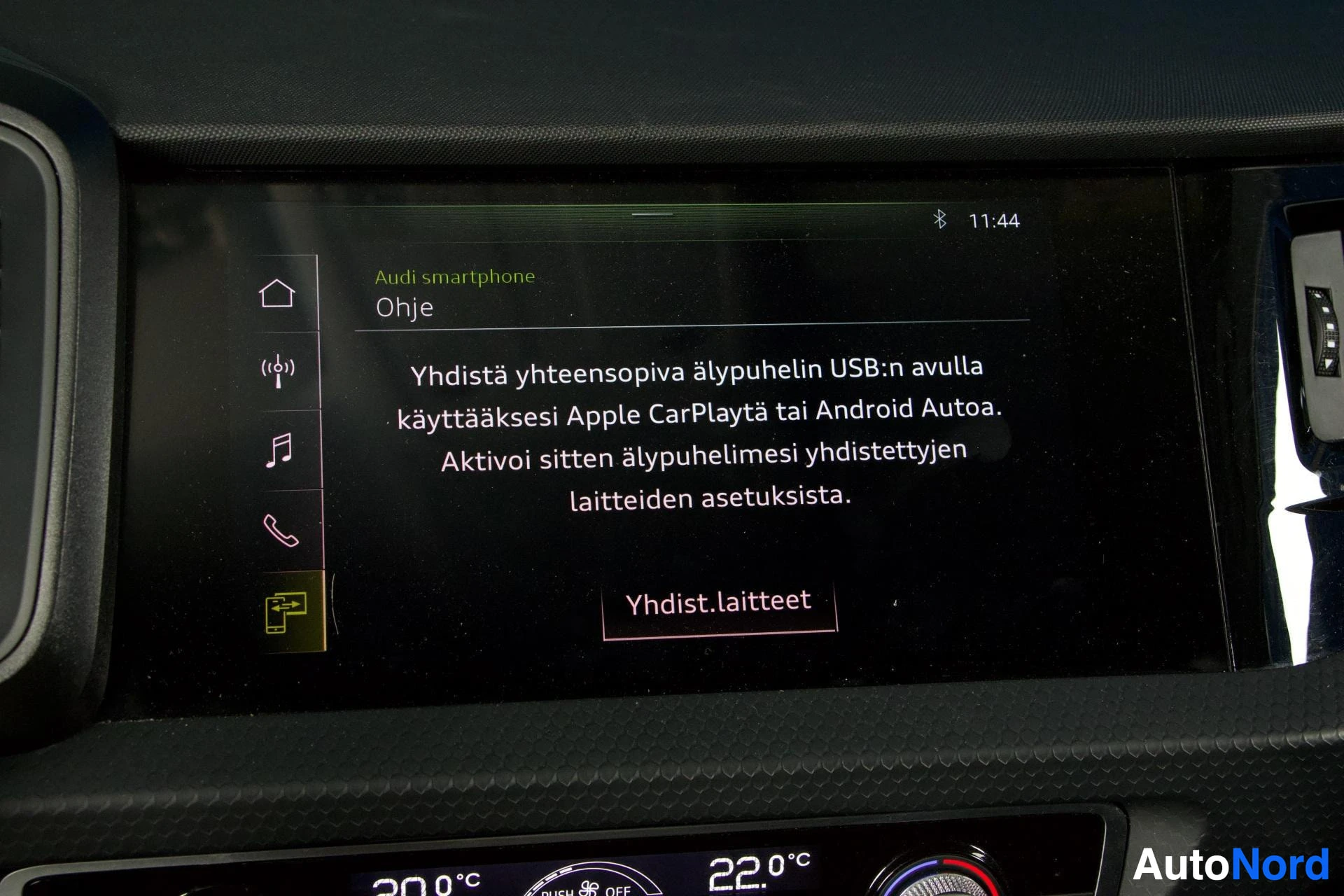 Yksityiskohta: Infotainment-näytön Audi smartphone -valikko, jossa näkyy viesti USB-yhteyden puuttumisesta Apple CarPlaylle ja Android Autolle.