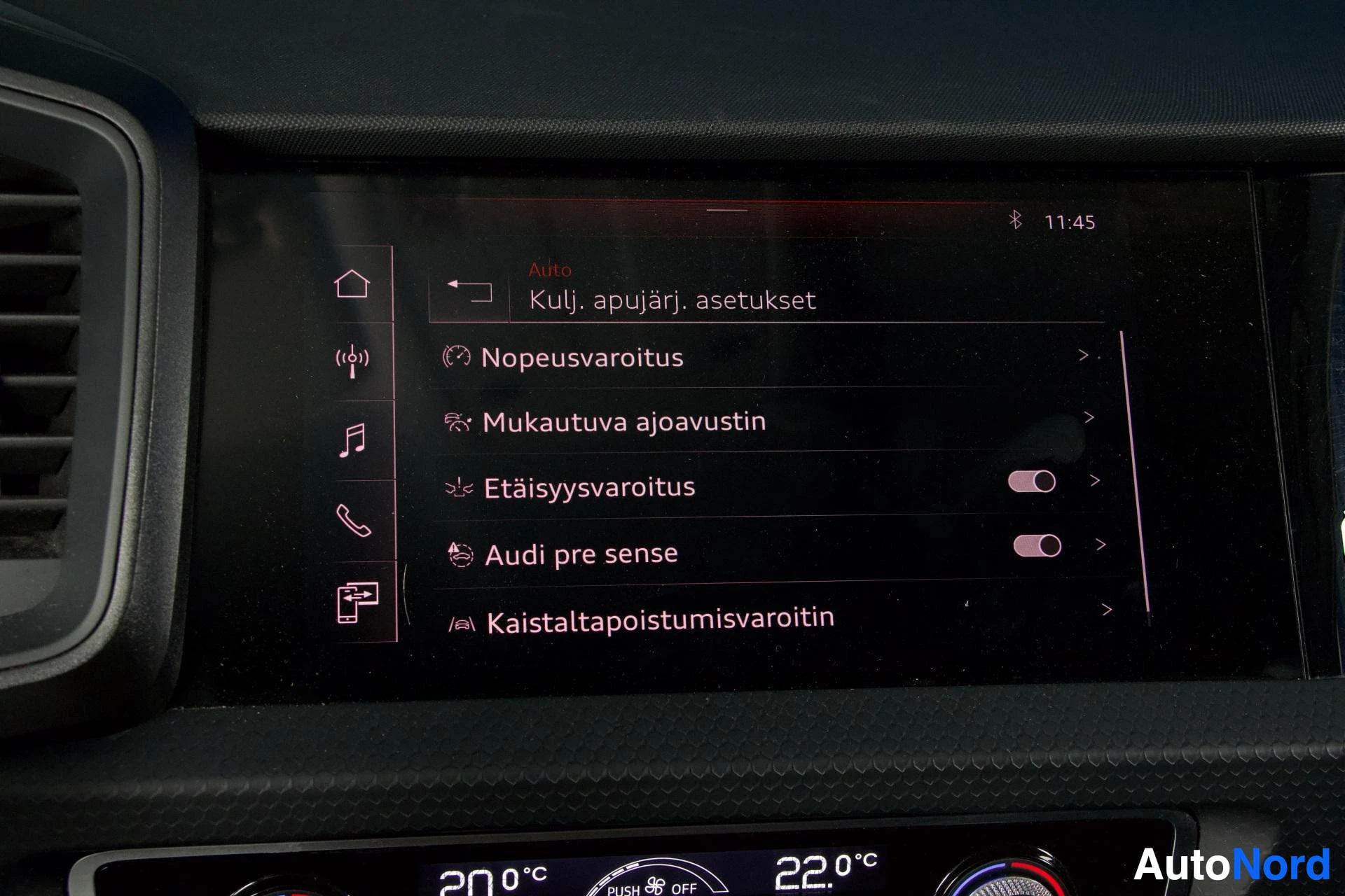Yksityiskohta: Infotainment-näytön Auto-valikko, jossa näkyvät asetukset Nopeusvaroitus, Mukautuva ajoavustin, Etäisyysvaroitus, Audi pre sense ja Kaistaltapoistumisvaroitus.