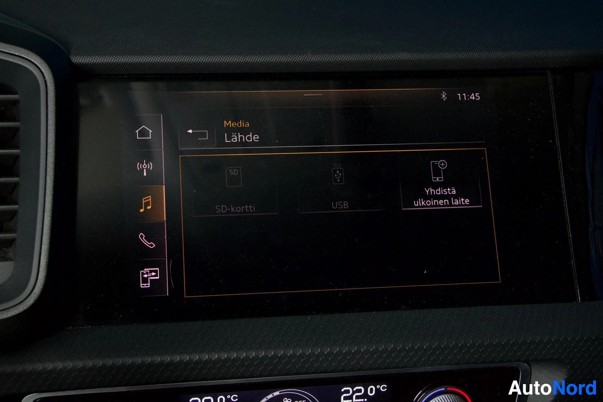 Yksityiskohta: Infotainment-näytön Media-valikko Lähde-osio, jossa näkyvät SD-kortti, USB ja Yhdistä ulkoinen laite -vaihtoehdot.