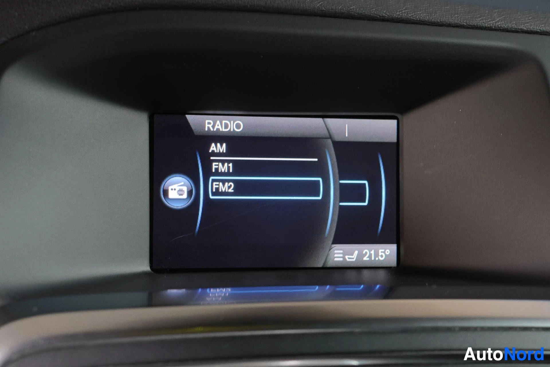 Ohjaamo: Autoa multimediaruutu, jossa näkyy RADIO-valikko ja AM-, FM1-, FM2-asetukset