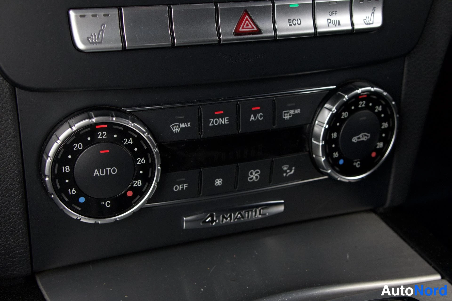 Ohjaamo: Ilmastointi ja lämmitysjärjestelmä dual-zone ohjauksella ja AUTO-asetuksella. Näkyvät 4MATIC-merkinnät.