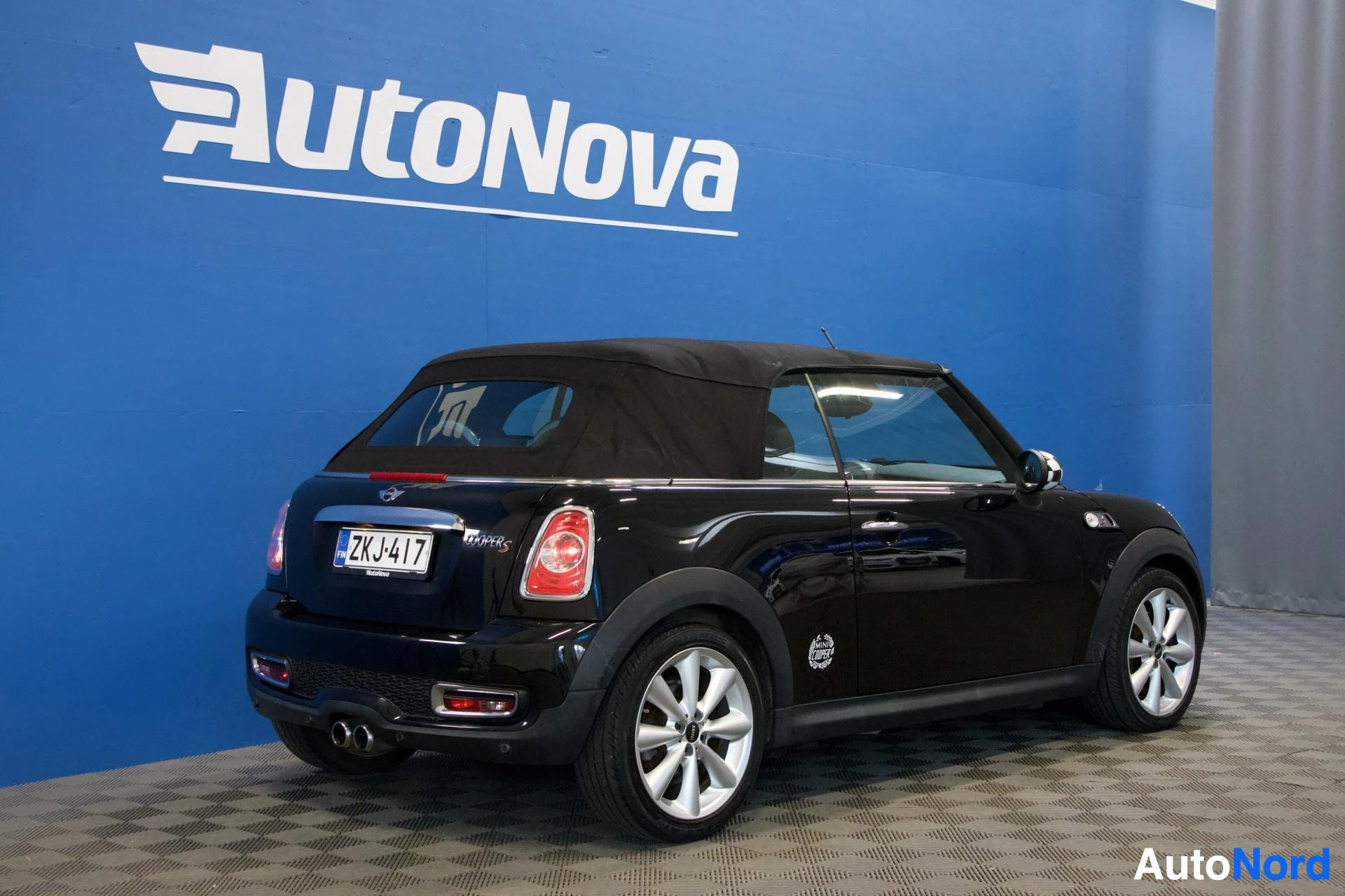 Takaviisto: Musta Mini Cooper avoauto kolmionäkymästä, oikealla näkyvä kylki ja taka, valkoiset vanteet, rekisterikilpi ZK J417 näkyvissä
