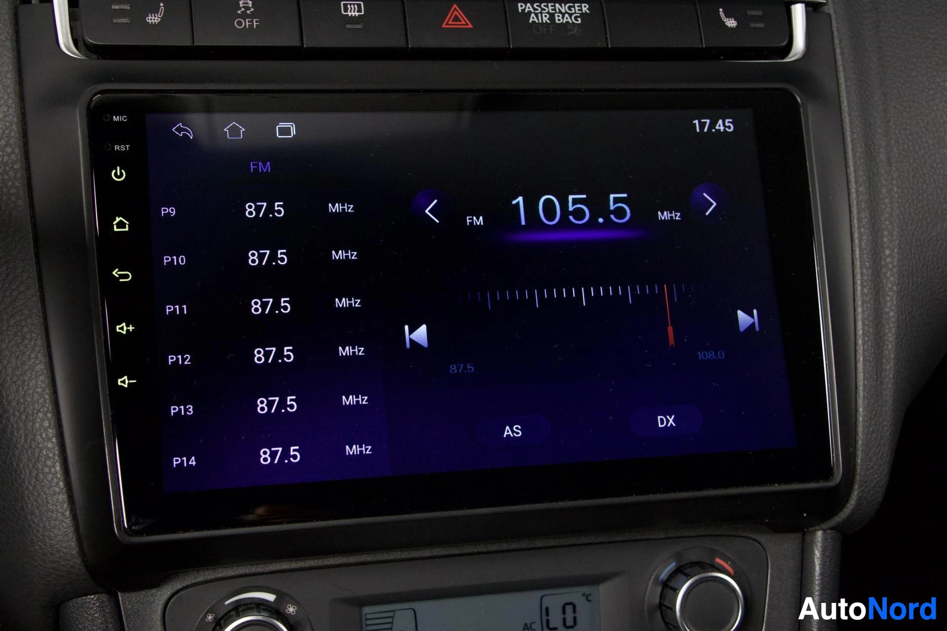 Yksityiskohta: Tietoviihdenäytön lähikuva, jossa näkyy radio-ohjelma 105.5 MHz taajuudella ja vasemmalla puolella lista tallennetuista radiokanavista P9-P14.