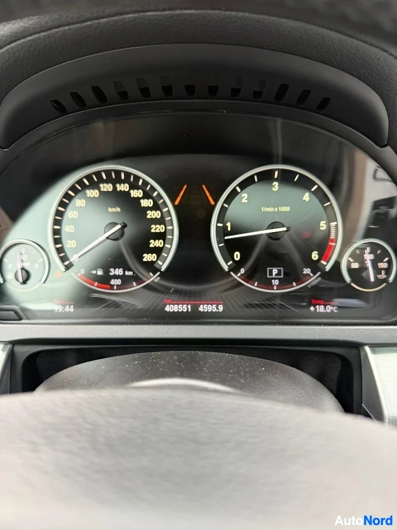 Yksityiskohta: Auton mittaristopaneeli, näkyy nopeusmittari, kierroslukumittari, sekä digitaalinen näyttö näyttäen ajomatkaa 408551 km ja keskinopeutta 4595.9, lämpötila -18.0