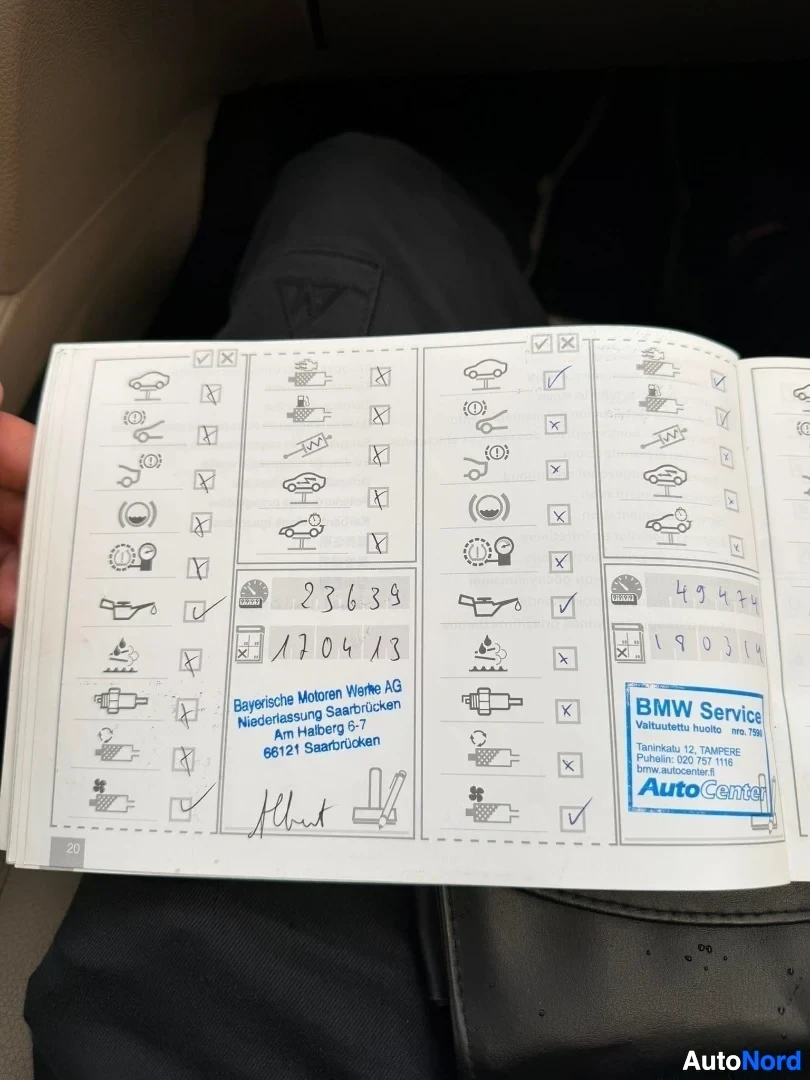 Asiakirja: BMW-huoltokirja avattuna, näyttää huollon toteutusmerkit, matkamittariluvut 23639 km ja 49944 km sekä palvelutietoja.