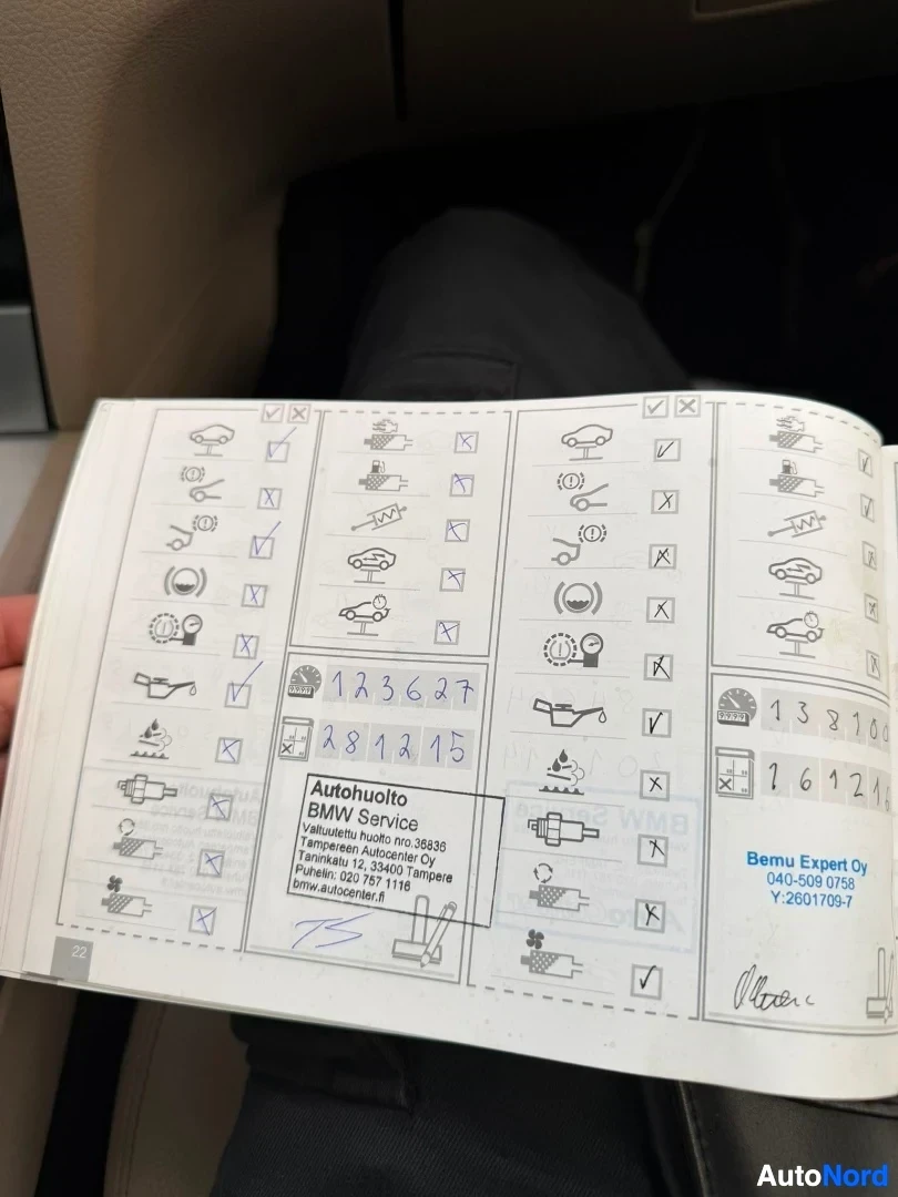 Asiakirja: BMW-huoltokirja avattuna, näyttää huollon toteutusmerkit, matkamittariluvut 123627 km ja 133915 km sekä palvelutietoja Autohuollosta ja Bemu Expert Oy:stä.