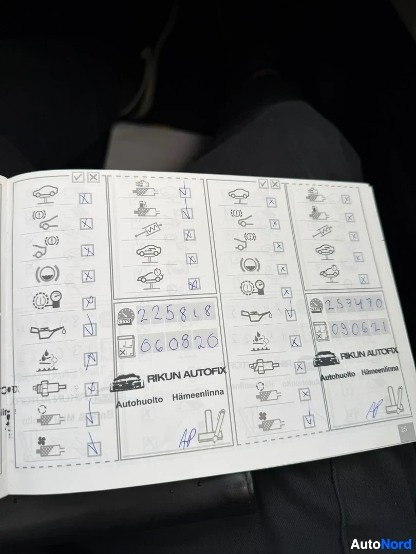 Asiakirja: BMW-huoltokirja avattuna, näyttää huollon toteutusmerkit, matkamittariluvut 225818 km ja 259410 km sekä palvelutietoja Rikun Autofixista ja Autohuollosta.