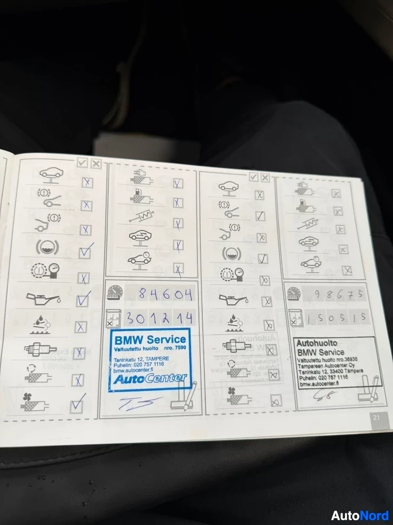 Asiakirja: BMW huoltokirja avattuna, näkyy huoltopalvelun tiedot ja BMW Service merkintä