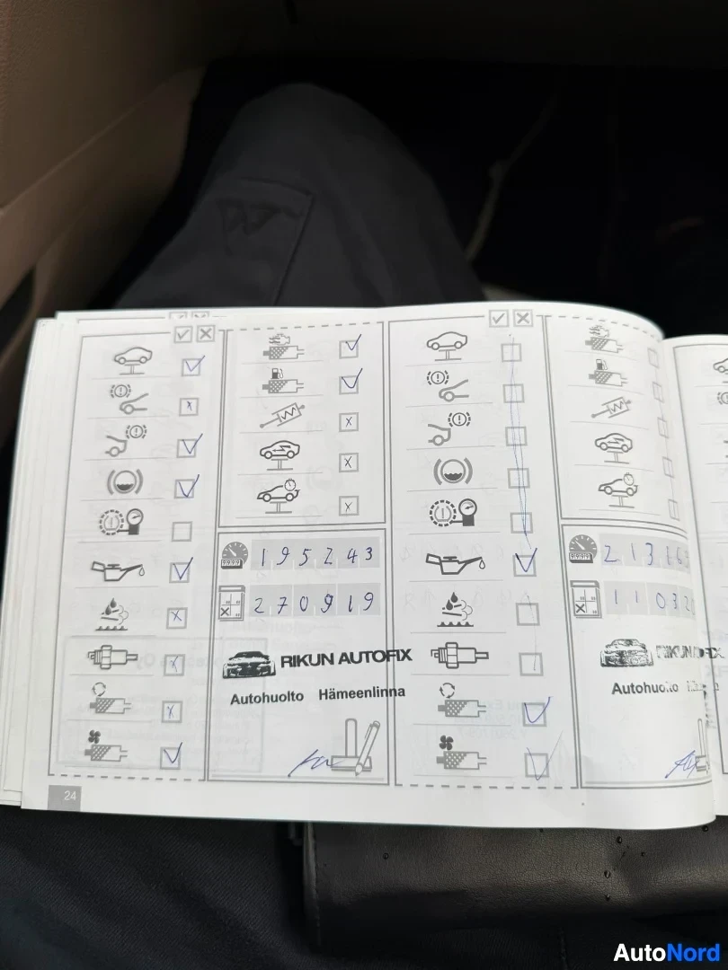 Asiakirja: Huoltokirja avattuna, näkyy Rikun Autofix merkintä ja huoltopalvelun tiedot