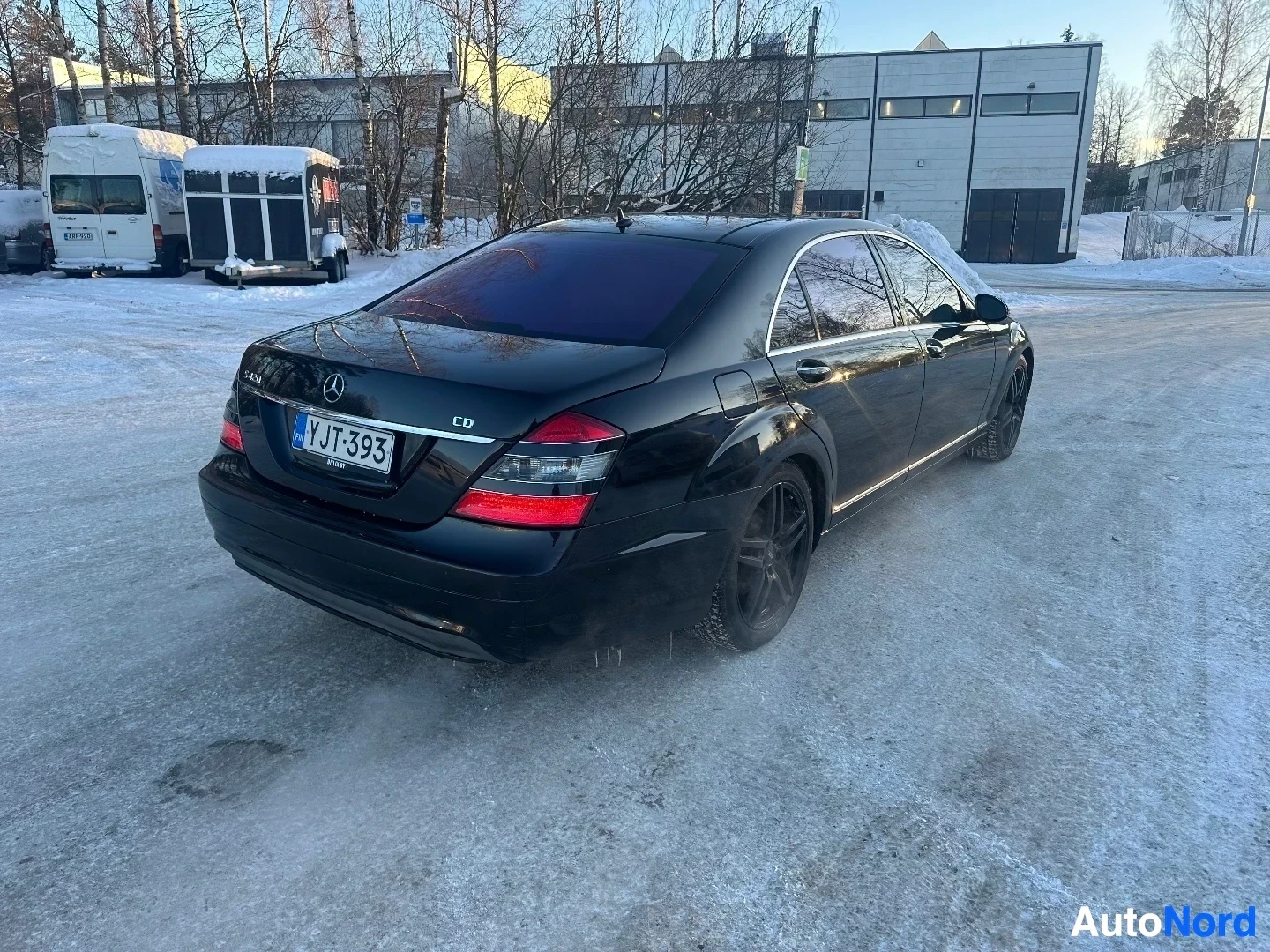 Takaviisto: Musta Mercedes-Benz S420 CDI sedan takaa kolmelta neljäsosalta katsottuna lumisella pysäköintialueella
