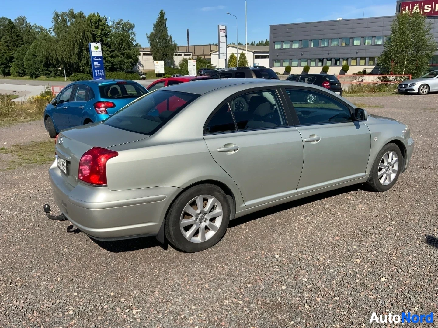 Takaviisto: Hopeanväriinen nelioven sedan pysäköitynä kylkivälineessä oikealle katsottuna.