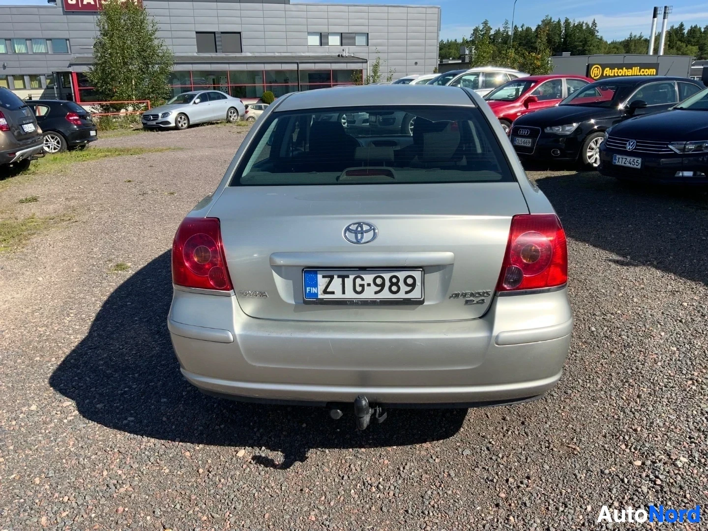 Takaa: Hopeanväriinen nelioven sedan takaa kuvattuna, rekisterikilpi näkyvissä.