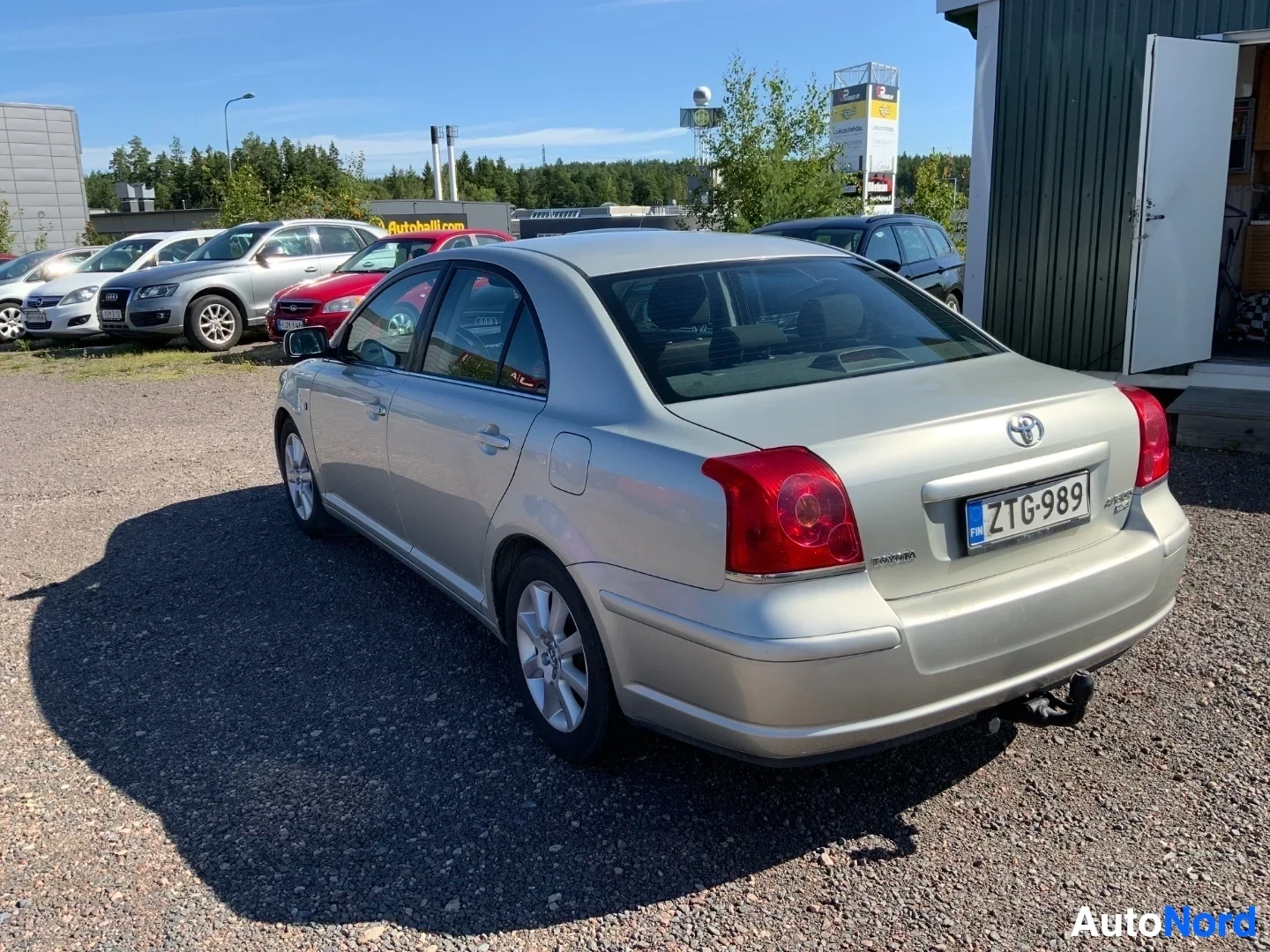 Sivulta: Hopeanväriinen nelioven sedan oikealta kylkivälineestä kuvattuna.