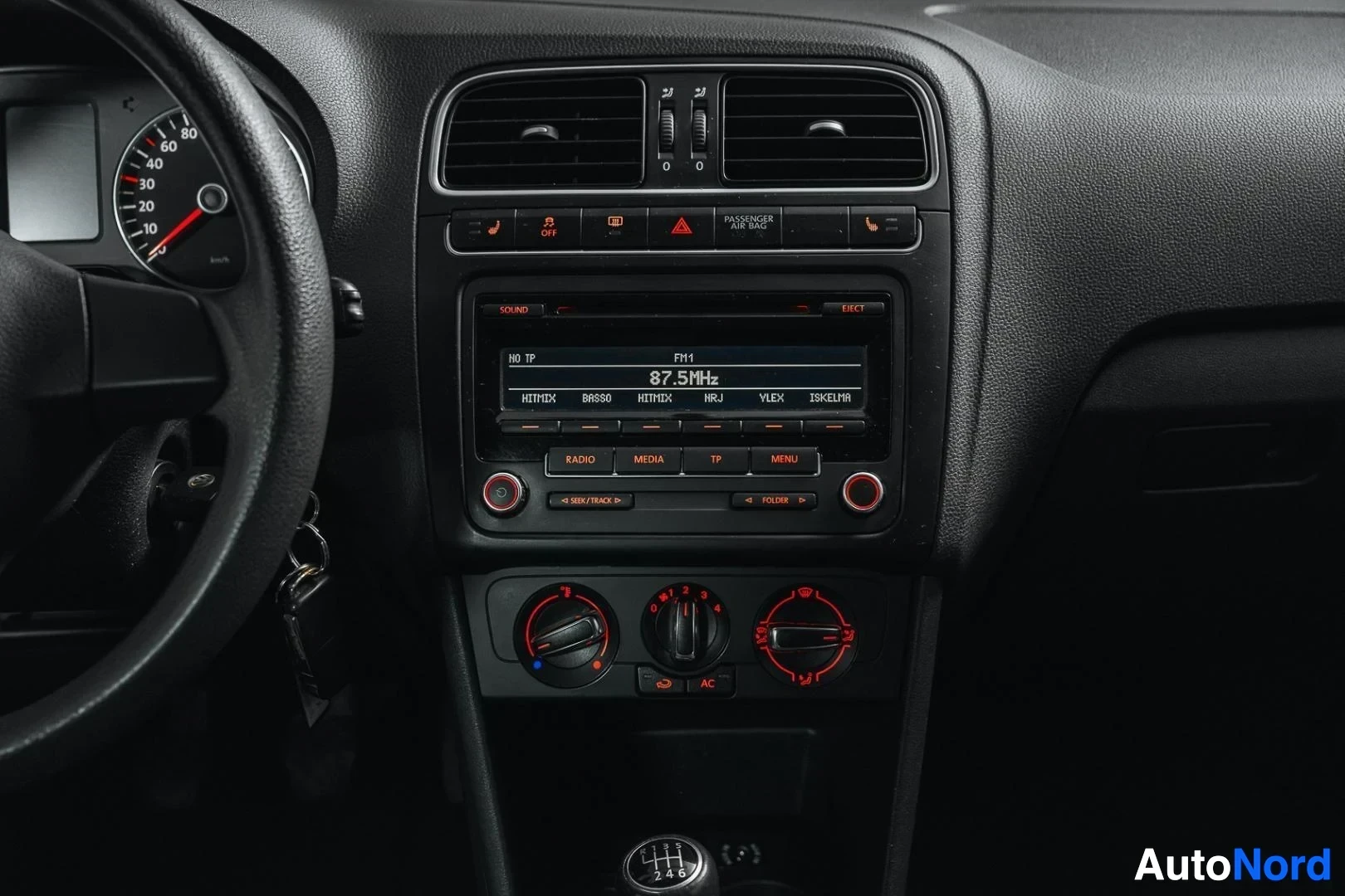 Yksityiskohta: Valkoinen Volkswagen Polo, keskikonsoli, radio ja ilmastoinnin säätimet