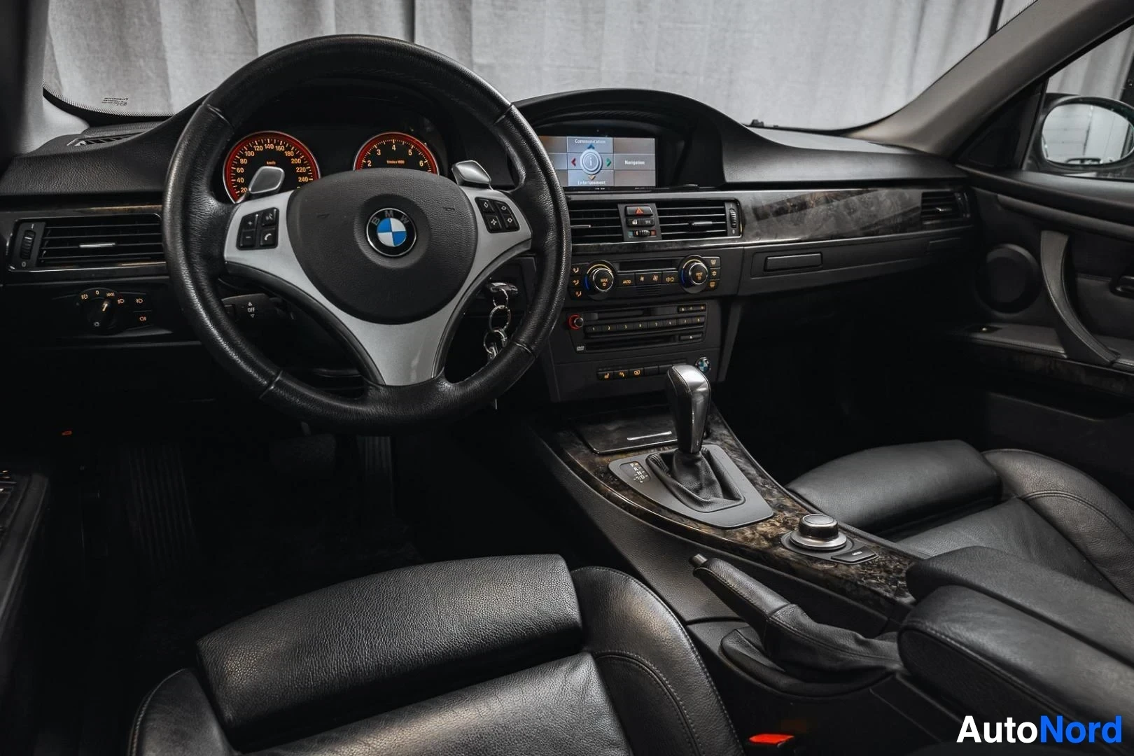 Valkoinen BMW 335i 2007, ohjaamo, kuva 11