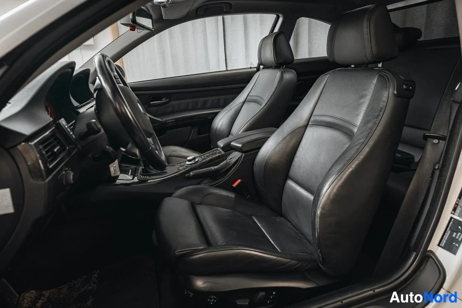 Valkoinen BMW 335i 2007, etuistuimet, kuva 12