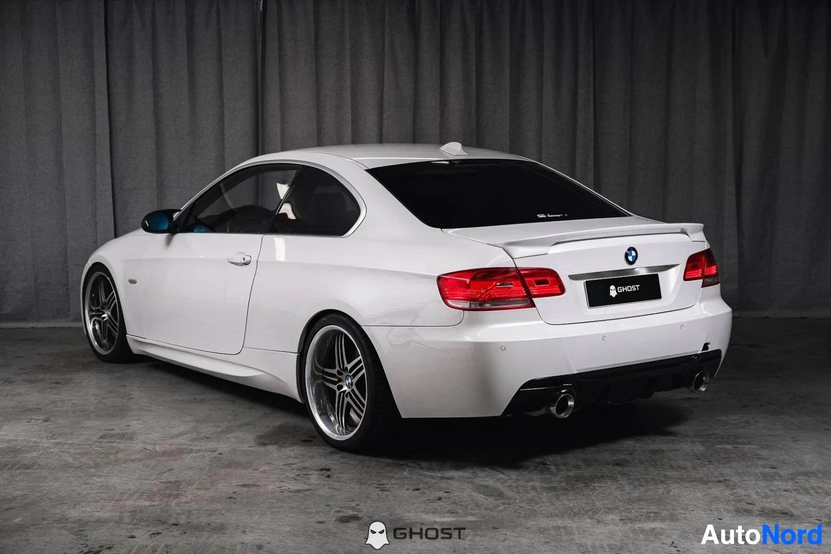 Valkoinen BMW 335i 2007, takaviisto, kuva 5