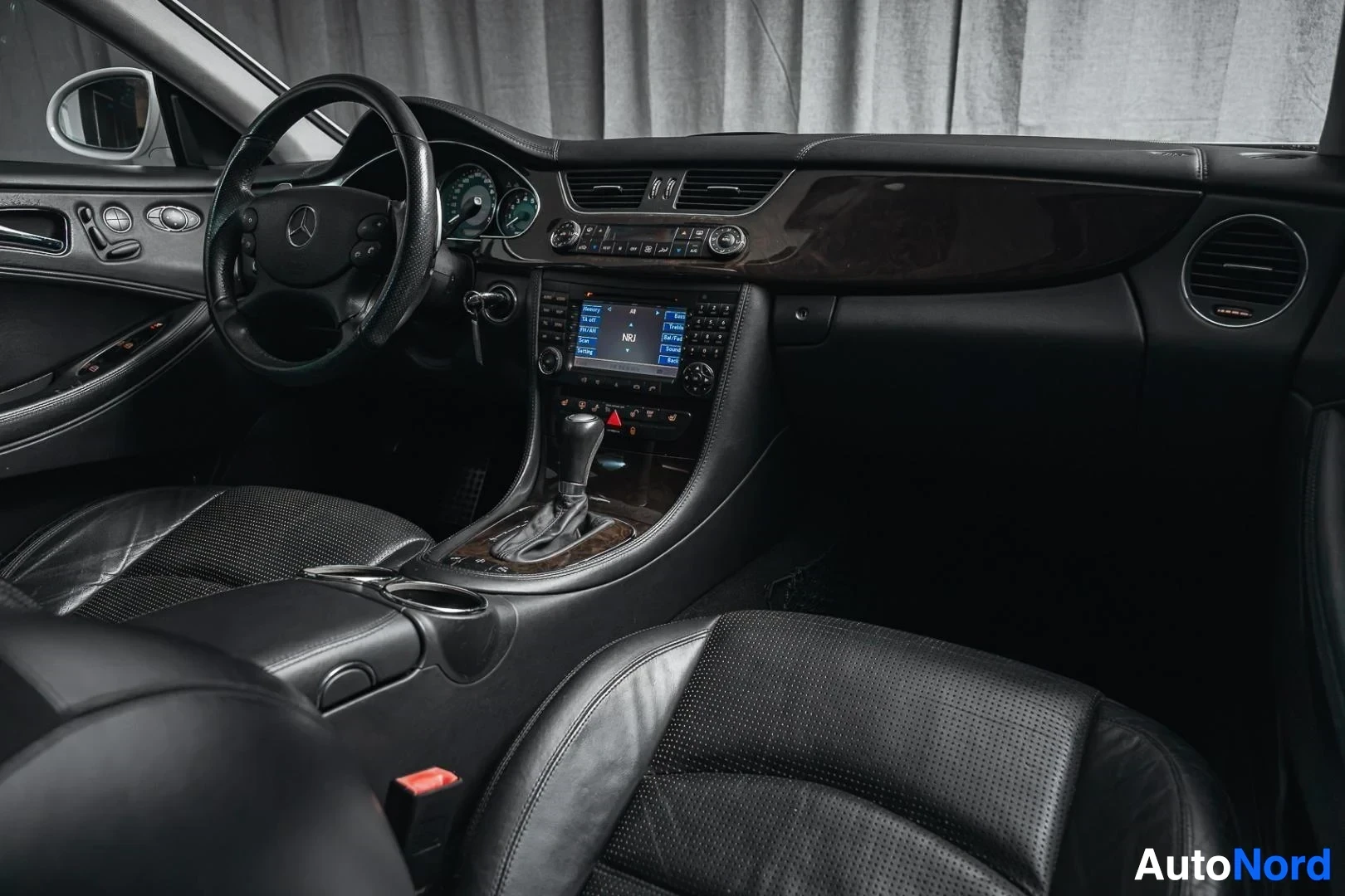 Ohjaamo: Valkoinen Mercedes-Benz CLS 63 AMG, kojelauta ja keskikonsoli matkustajan puolelta, nahkaistuimet
