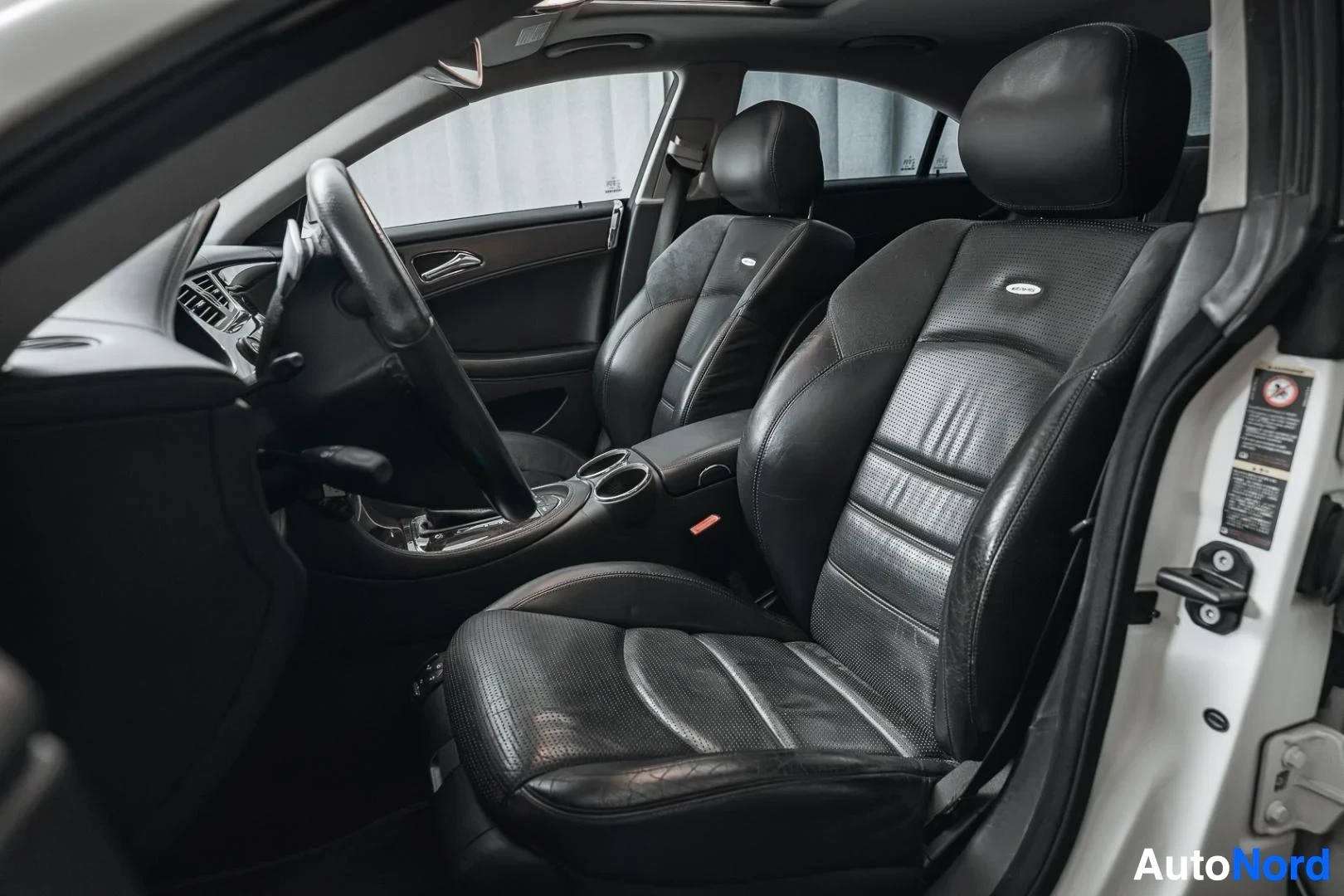 Etuistuimet: Valkoinen Mercedes-Benz CLS 63 AMG, mustat nahkaverhoillut etuistuimet kuljettajan ovelta