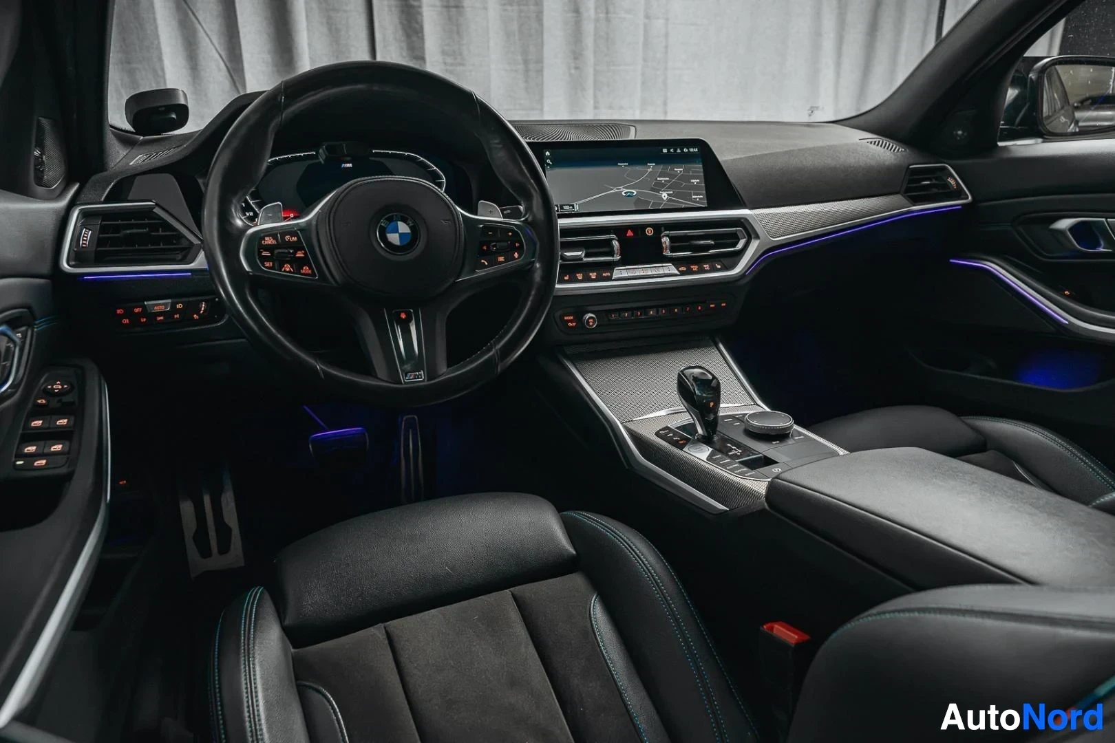 Harmaa BMW 330e 2020, ohjaamo, kuva 9