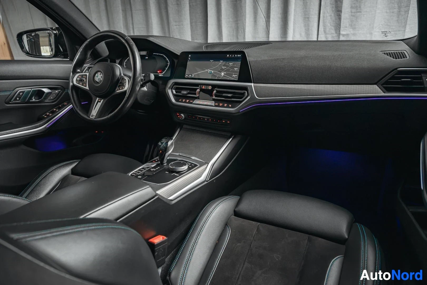 Harmaa BMW 330e 2020, ohjaamo, kuva 10