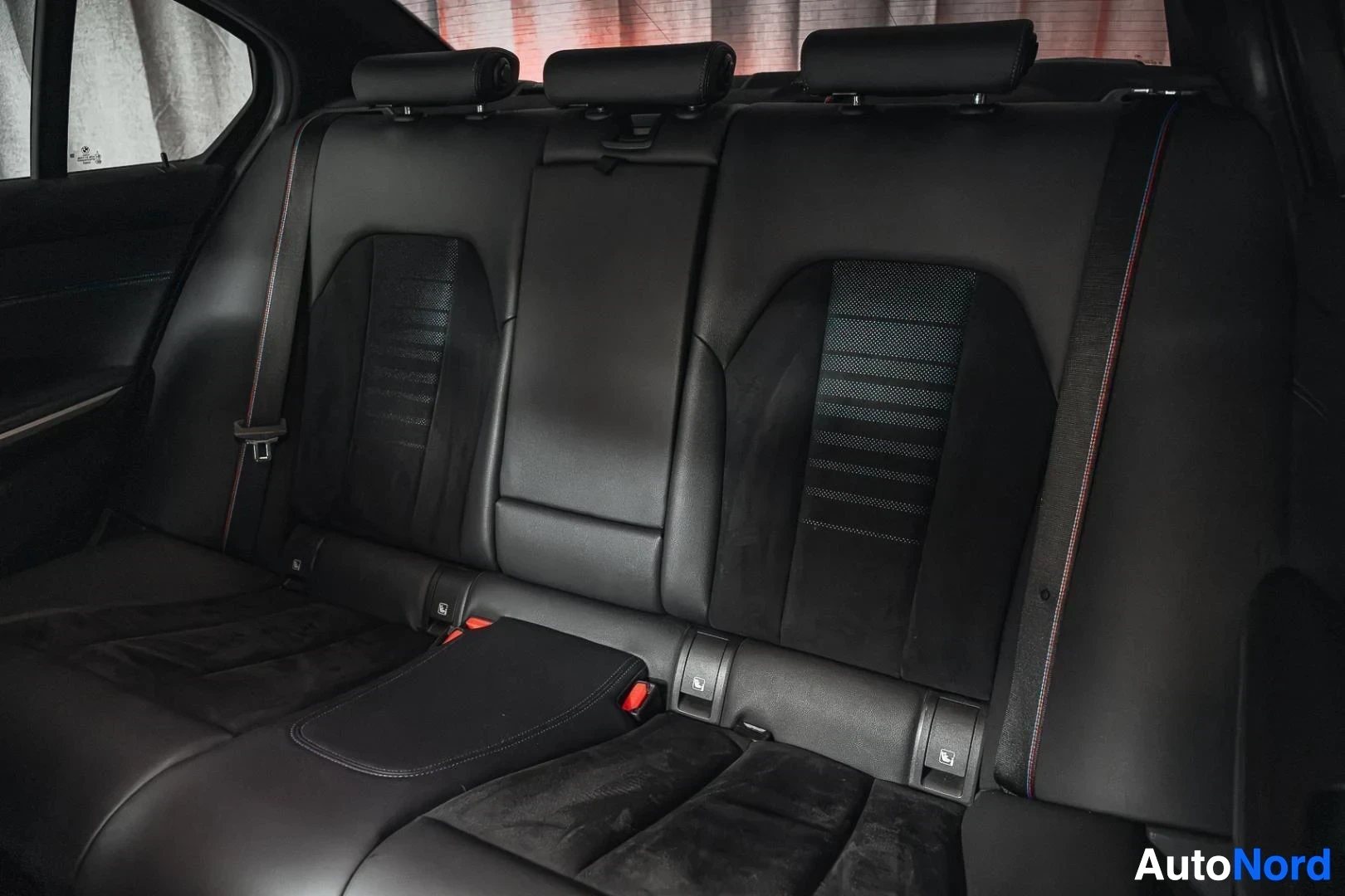 Harmaa BMW 330e 2020, takaistuimet, kuva 12