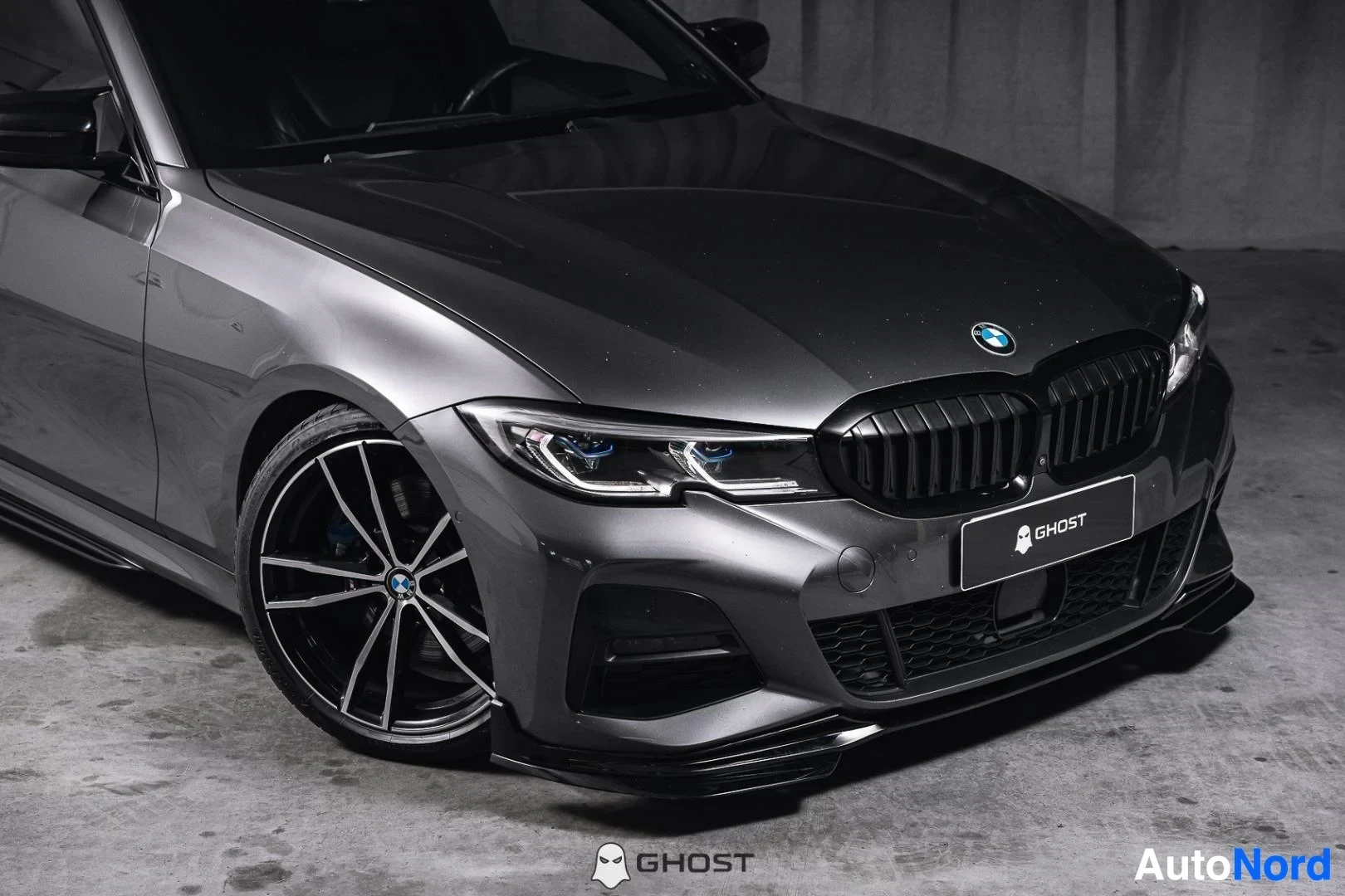 Harmaa BMW 330e 2020, etuviisto, keula oikealle, kuva 15