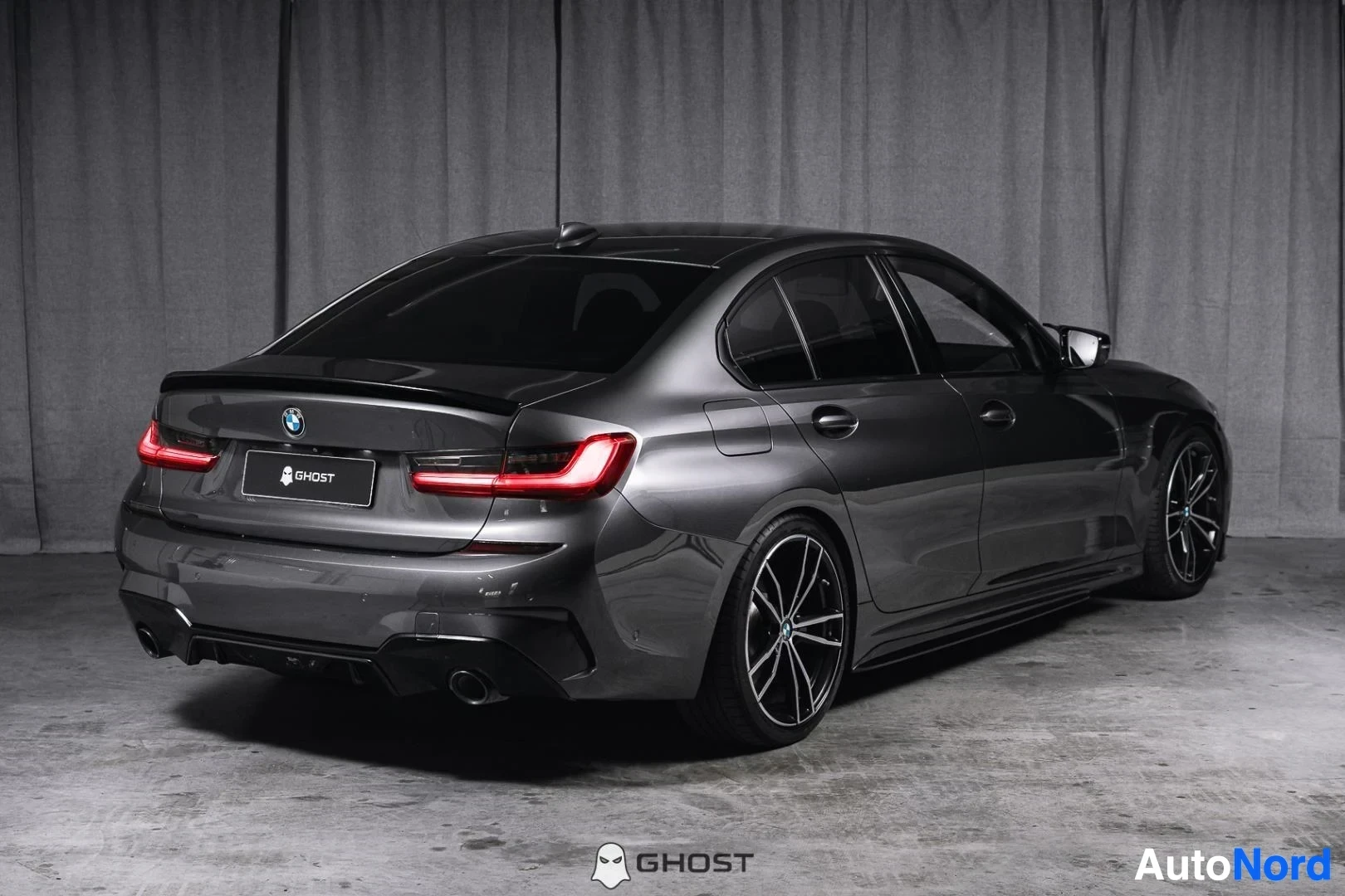 Harmaa BMW 330e 2020, takaviisto, kuva 4