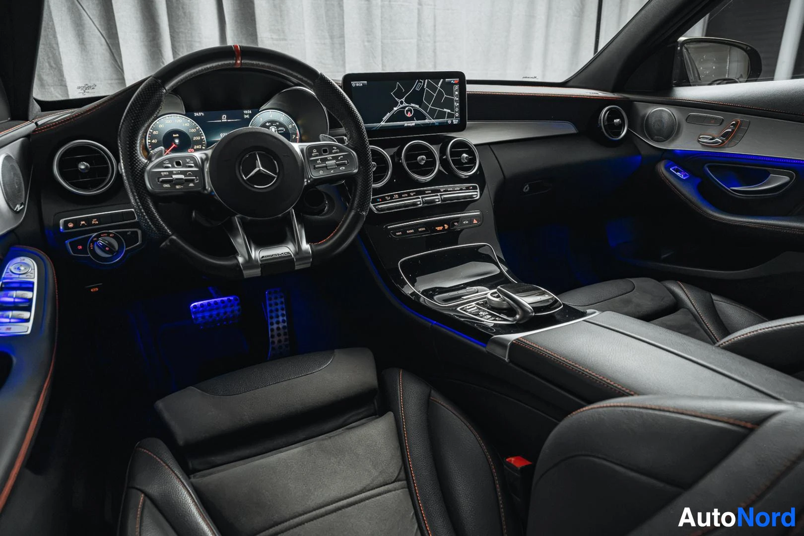 Ohjaamo: Musta Mercedes-Benz C 43 AMG, kojelauta kuljettajan puolelta, ohjauspyörä ja mustat nahkaistuimet